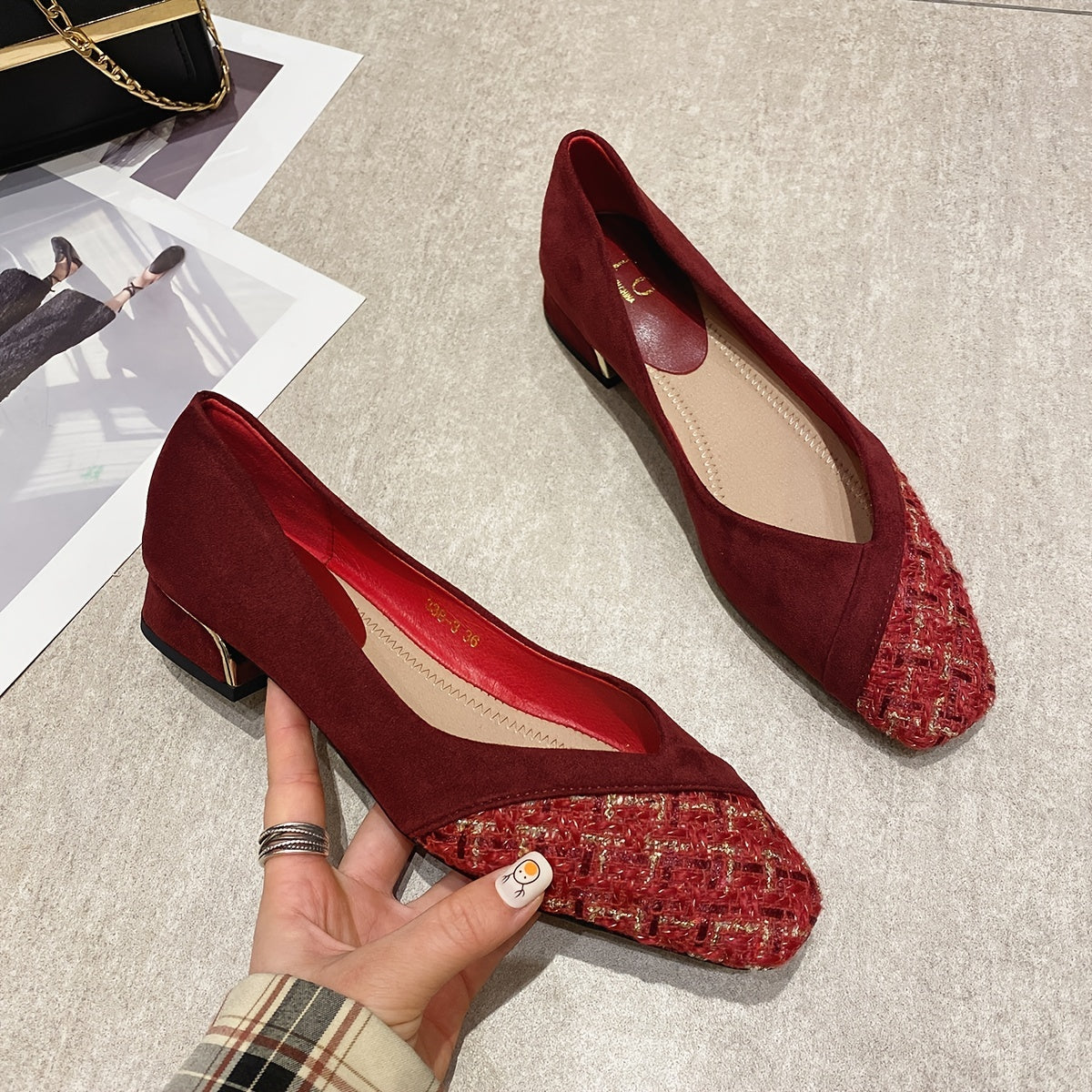 Ayollar uchun past tovonli, kvadrat burchakli, tweed plitkali rang-blok dizayni bilan slip-on poyabzal.