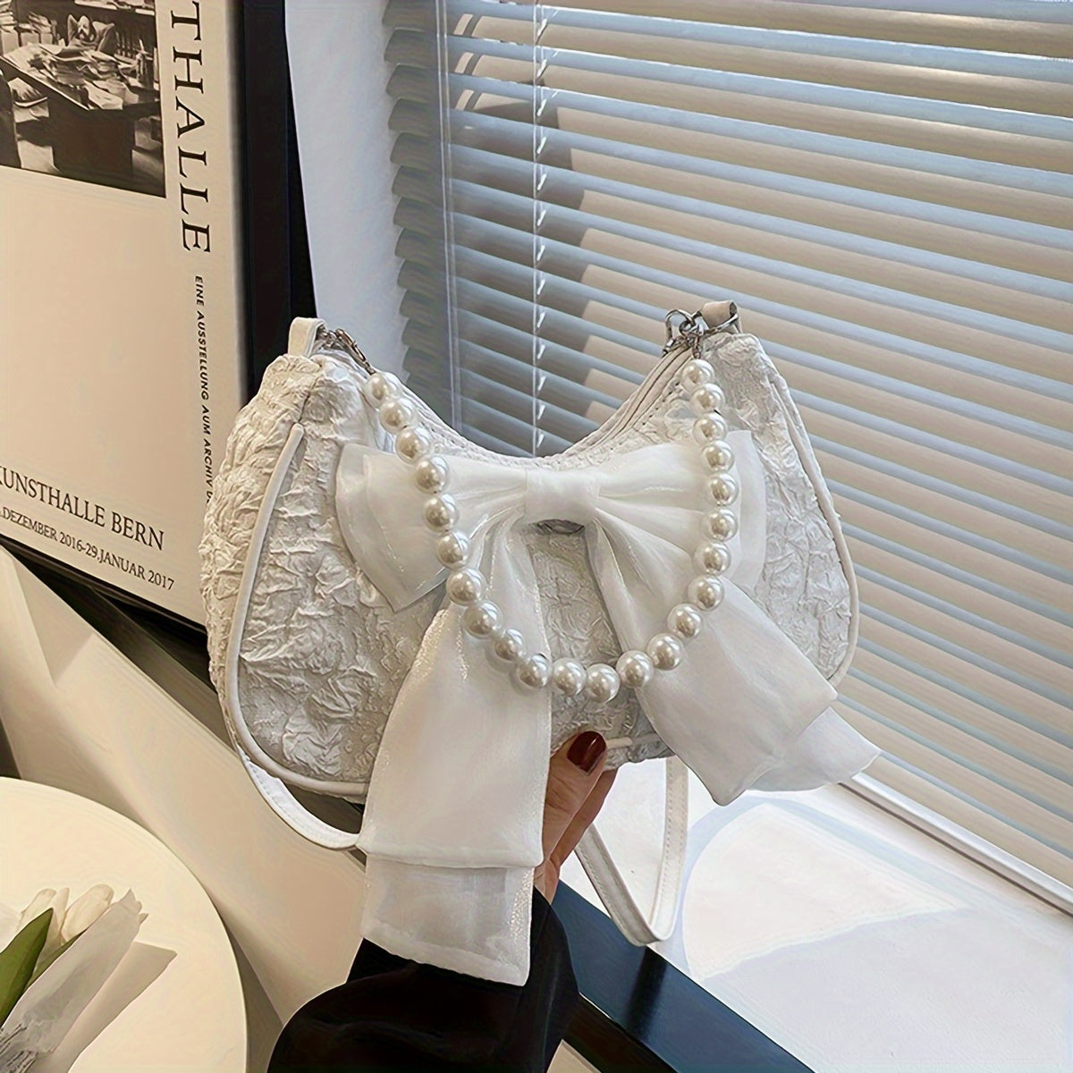 Белая плиссированная ретро-сумка с бантом и перламутровой ручкой, новая модная перламутровая сумка через плечо.