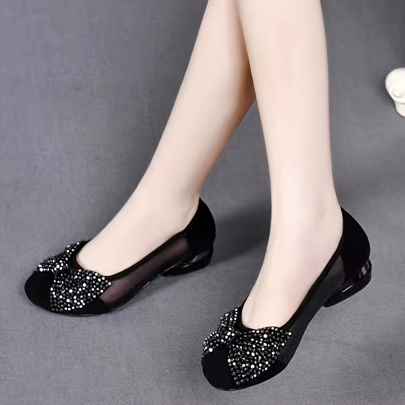 Ayollar uchun uslubiy to'rli wedge poyabzal, kapalak tugmasi va past blok to'pi bilan, mustahkam rang, bo'sh to'rli yuqori qismi va kauchuk taglikka ega.