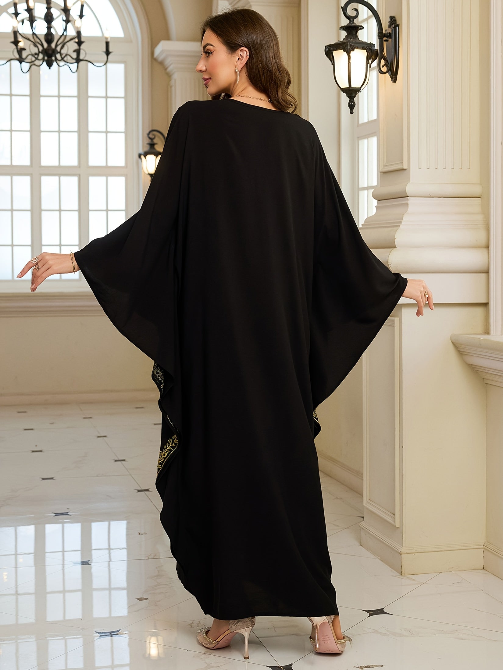 Ayollar uchun kattaroq o'lchamli gulliy tikilgan kaftan kiyingan libos qora, erkin fit, batwing ko'kraklar