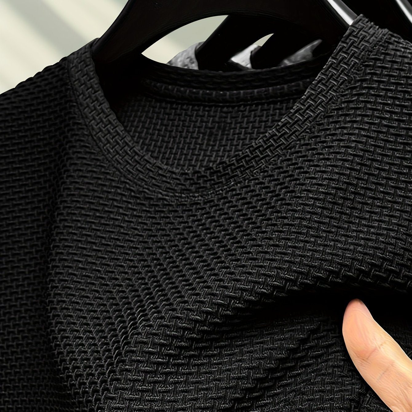 Erkaklar yozgi tasodifiy krujka bo'yinli futbolka, bir rangli to'qilgan matodan, oddiy moslikda. 94% naylon va 6% spandeksdan tayyorlangan, cho'zilmaydigan, lekin qulay cho'zilishga ega. 200gsm og'irlikda, kundalik kiyish uchun mos.