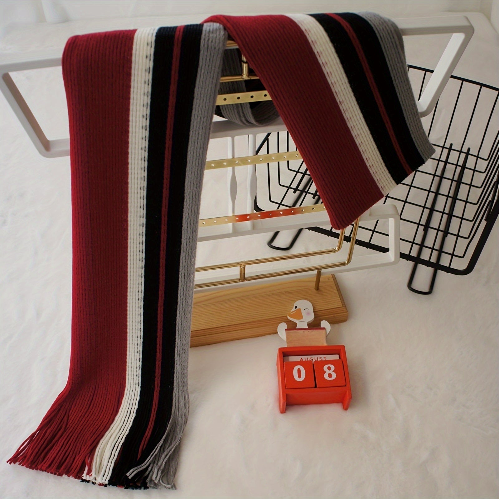 Tashqi trend uchun to'qilgan moda aksessuar - Erkaklar uchun tasma detali bilan rangli blokli chiziqli sharf, iliq akril materialdan tayyorlangan