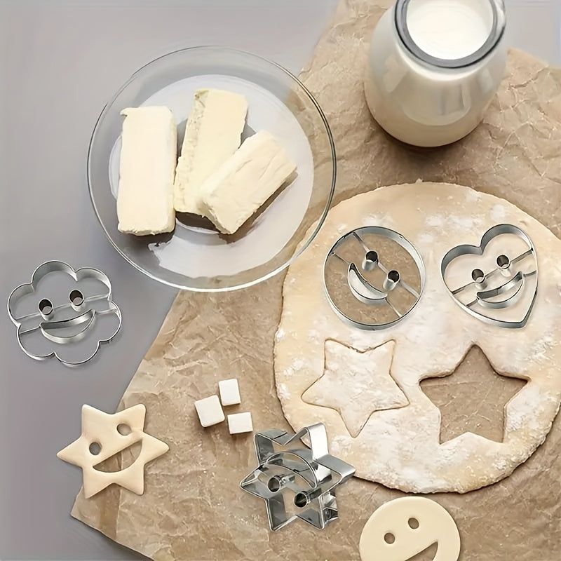 To'rt dona zanglamaydigan po'latdan yasalgan tabassum yuzli pechenye qoliplari.