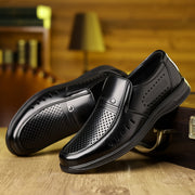 Katta o'lchamdagi erkaklar uchun klassik slip-on loferlar, qulay va mustahkam, sirpanmaydigan tagliklar bilan.