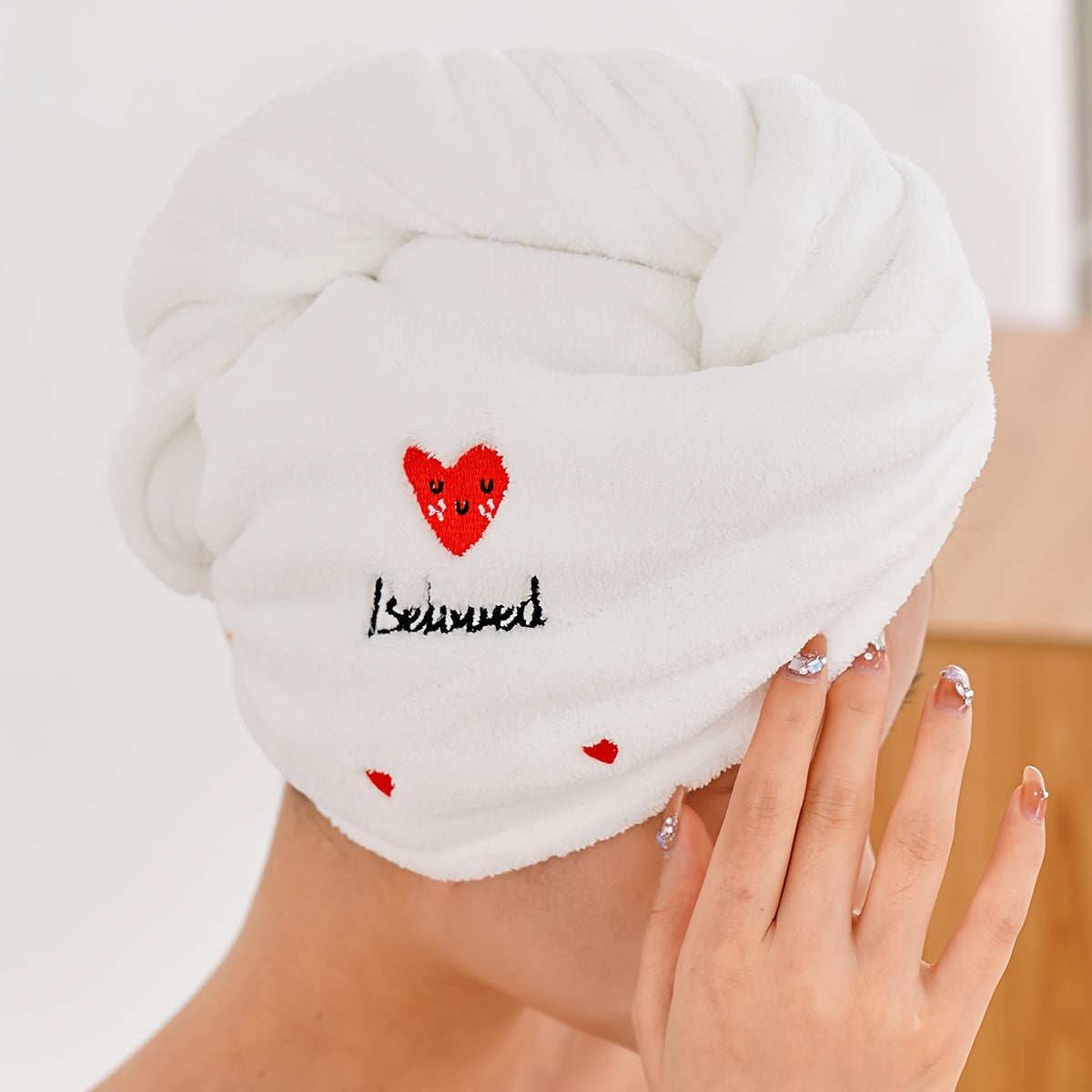 Быстросохнущая полотенце-капюшон для волос с вышитыми сердечками, мягкая и впитывающая, идеально подходит для использования в ванной. Игривый дизайн с вязаной текстурой.