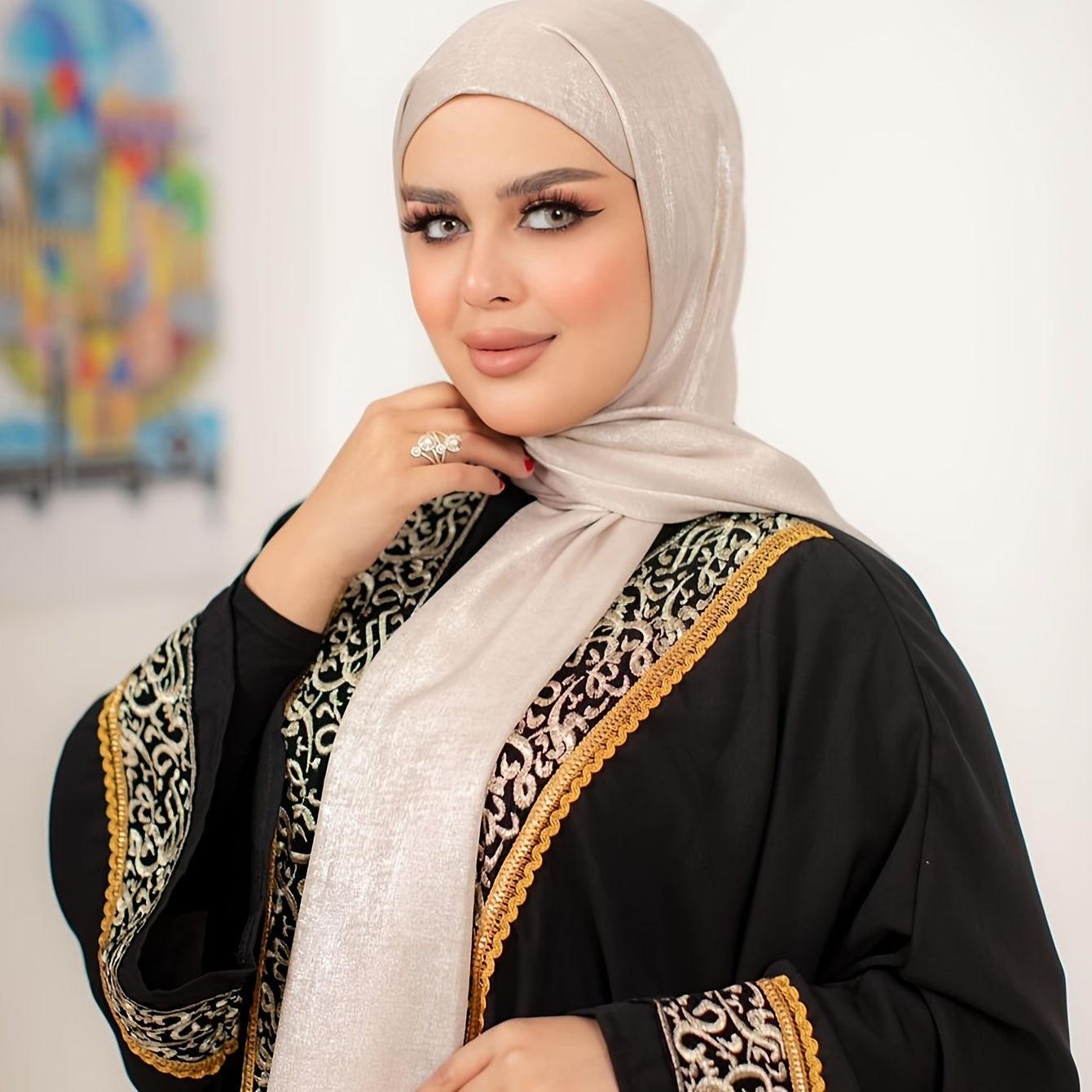 Poliester saten musulmon hijobi bir rangda, cho'zilmaydigan, nafas oladigan, mos keladigan uslubda to'qilgan.