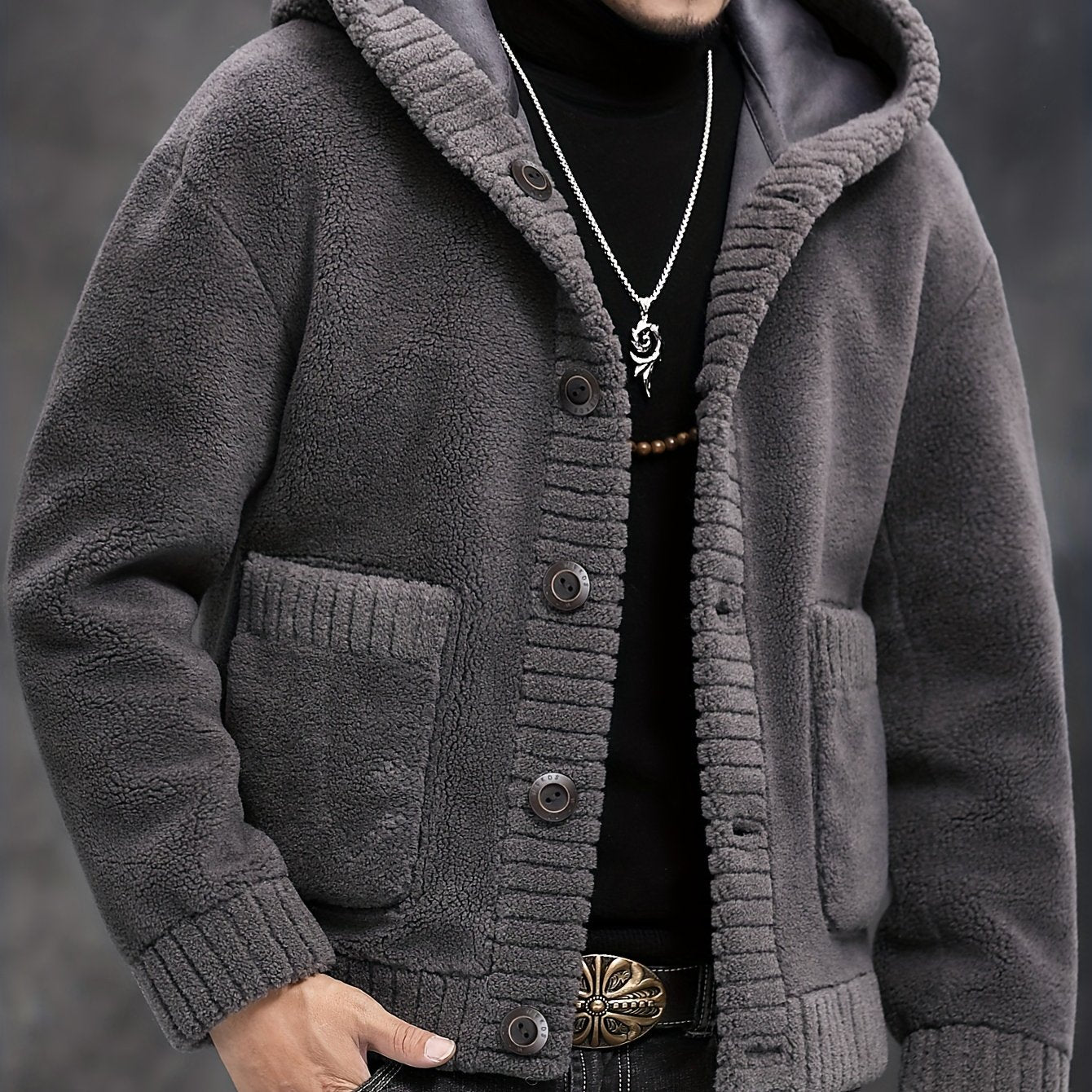 Erkaklar uchun soxta mo'yna bilan kaputli kurtka, tushirilgan yelka yenglari, shamolga chidamli va iliq, bir rangda, tugma yopilishi.