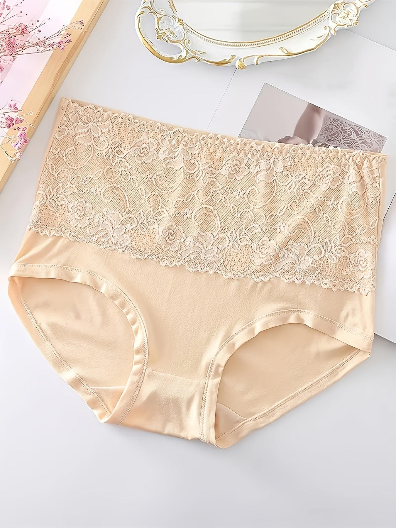 Naylon va spandeks aralashmasidan tayyorlangan, dantel tafsiloti bilan, mustahkam rangda, ozgina cho'ziluvchan va qulay mos keladigan, 4 ta to'plamda taqdim etilgan, nafis yuqori beldagi plussiz ichki kiyim.