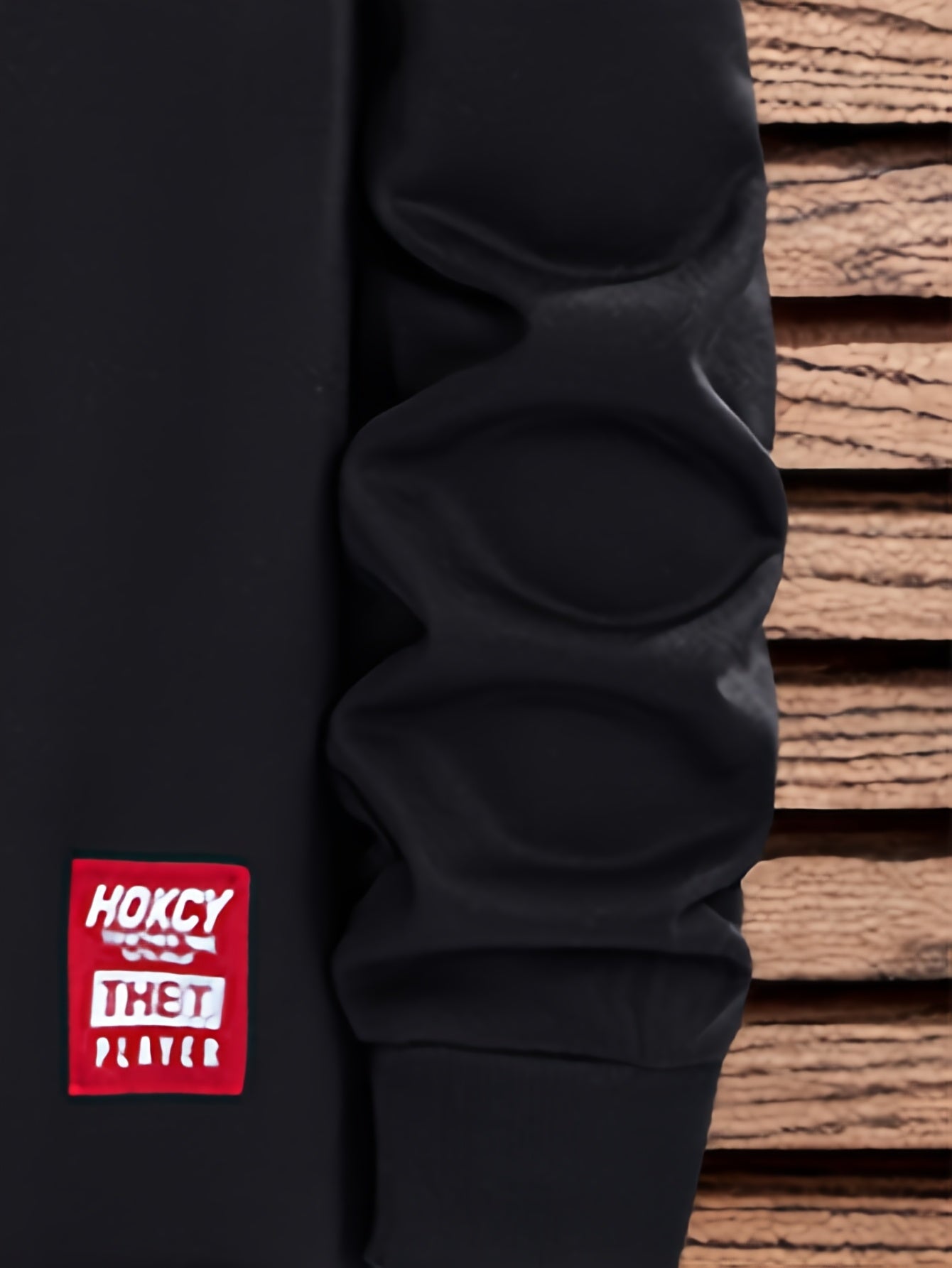 Erkaklar uchun soxta ikki qismli sviter, chiziqli naqsh, appliqué detali va yumshoq bo'yin. 100% polyester to'qima matodan tayyorlangan, biroz cho'ziluvchan va odatdagi kesim. Bahor va kuz uchun ideal.