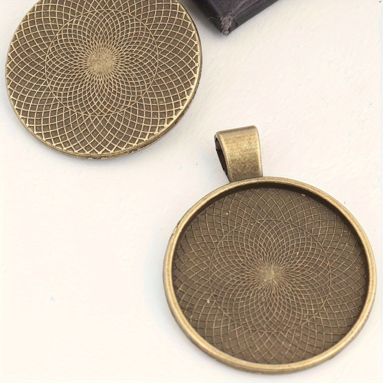 Jewelry Findings Golden Pendant Trays Sets of 5 10 25 White Circular 2.5CM