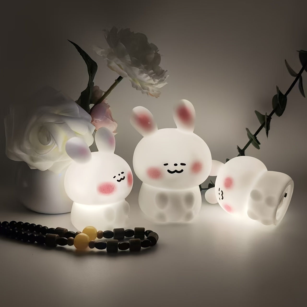 Luz nocturna de conejito de plástico estilo asiático para niños y habitaciones, independiente, con batería