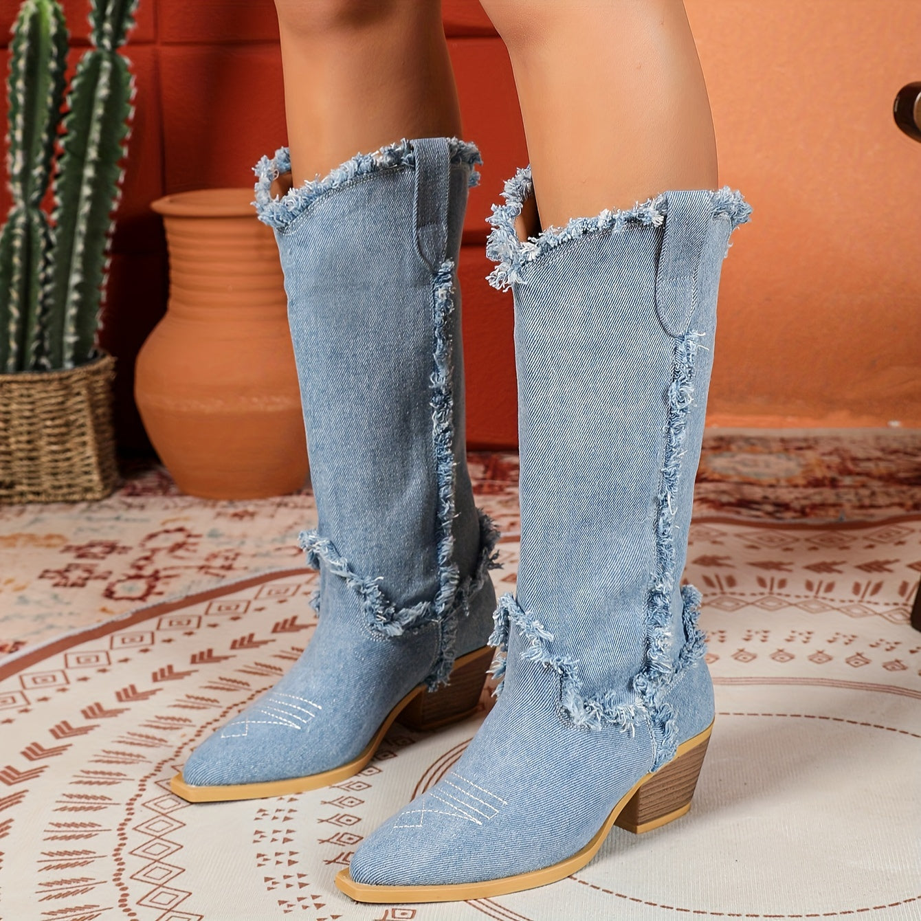 Ayollar uchun yengil ko'k o'rta uzunlikdagi g'arbiy botinkalar, oson kiyiladigan, nuqta barmoqli, qalin to'ntarli poyabzal