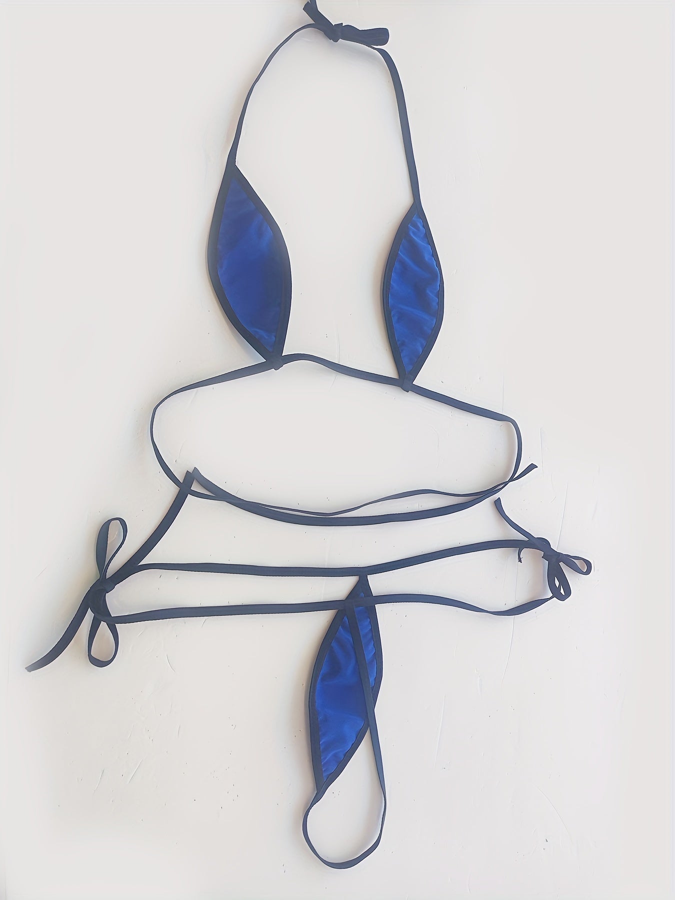 Ayollar uchun sexy ichki kiyim - halter brasi va thong bilan metallik ichki kiyim to'plami.