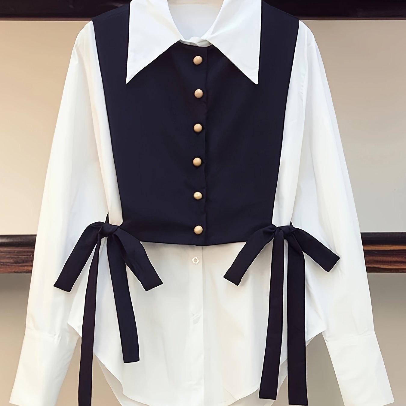 Комплект из полиэстеровой рубашки с воротником и топа без рукавов для женщин, с сезонной завязкой.