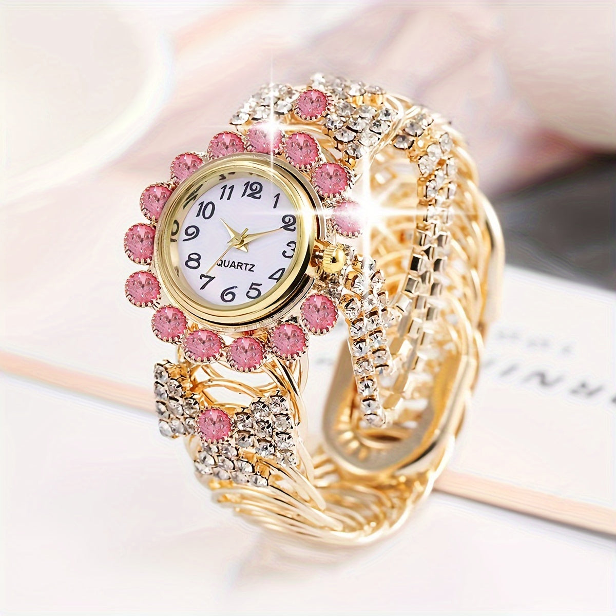 Reloj de pulsera de cuarzo para mujer con caja de aleación de zinc adornada con rhinestones y correa de tono dorado