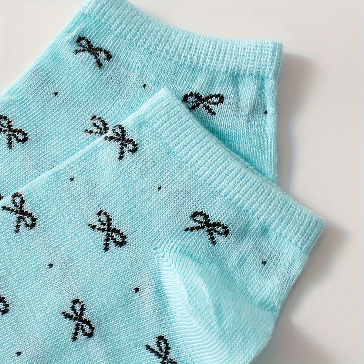 10 женских носок до щиколотки в конфетных цветах с узорами в виде сердечек и бантиков. Мягкий, эластичный полиэстер, можно стирать в машине. Идеально подходит для Дня святого Валентина или повседневной носки.