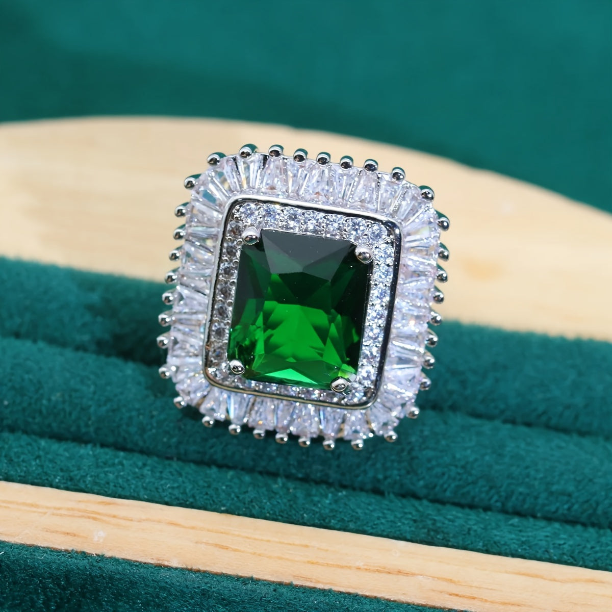 Ayollar uchun nozik hashamatli soxta yashil toshli zargarlik to'plami - platina qoplangan misdan va porloq zirkoniy toshlardan tayyorlangan, uzuk, bilaguzuk, marjon va sirg'alar bilan to'liq - to'y va maxsus tadbirlar uchun mukammal 5 qismli to'plam.