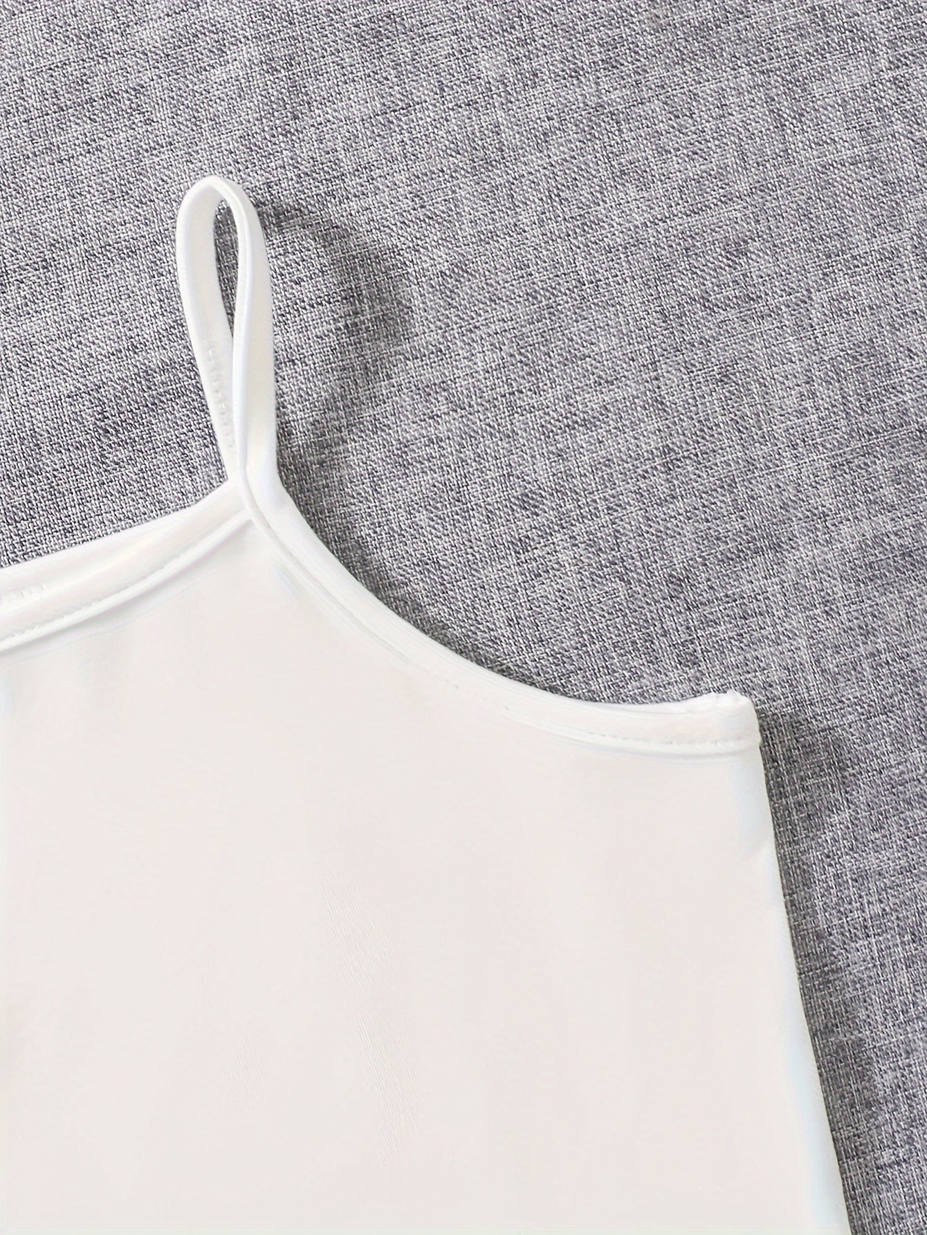 Qizlar uchun 3 qismli yozgi to'plam: yelkasiz jilet, shortik. Bir rangda. Polyester 95%, elastan 5%. Tor kesim. Ish uslubi. Biroz cho'ziladigan. Plaket tafsiloti. Tashqi kiyim.