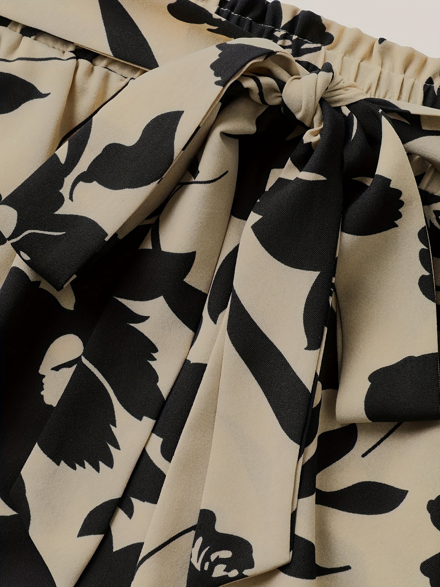 Plus o'lchamli gul bosmaqli shortlar elastik bel, kundalik yozgi bej va qora