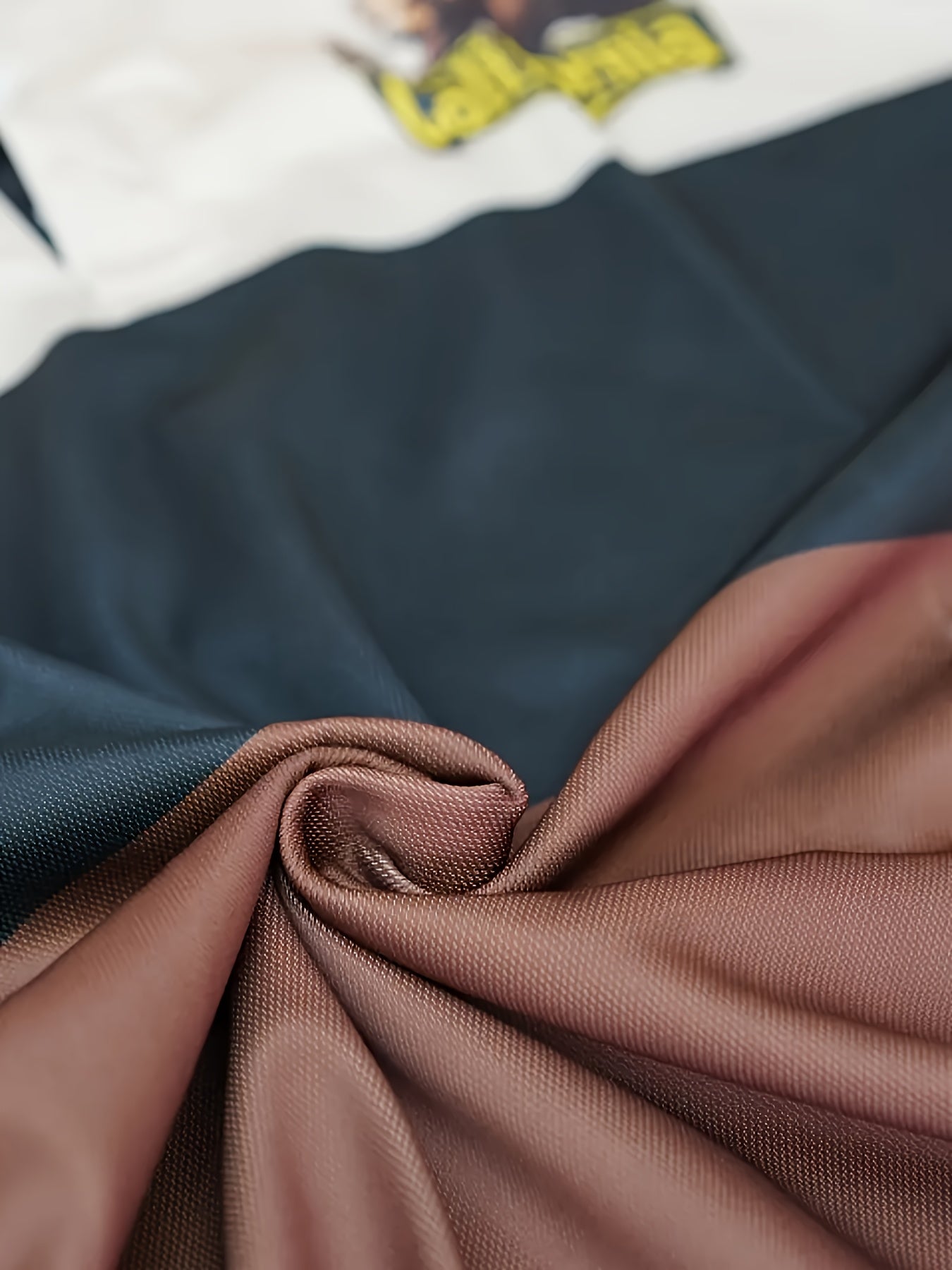 Erkaklar yozgi tasodifiy qisqa yengli polo ko'ylagi, polyester to'qima matosidan tayyorlangan, biroz cho'ziluvchan, butun yuzada bosma, yengil yaka, tugma tafsiloti, oddiy moslik. Zamonaviy ko'p rangli dizayn.