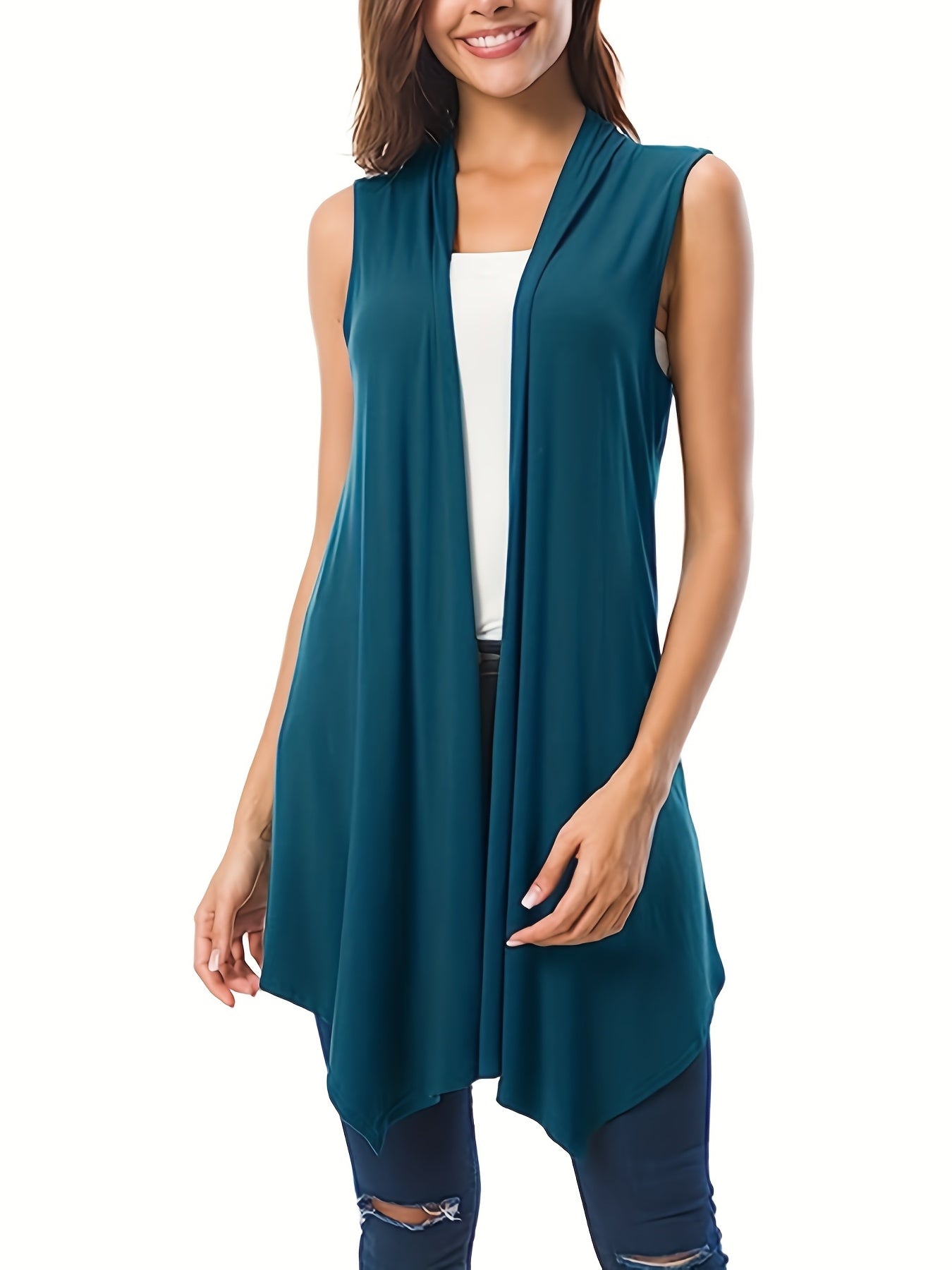 Ayollar uchun ochiq old qismi va asimmetrik qirralari bo'lgan plussayzli yengsiz yopqichlar.