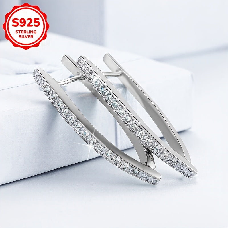 S925 kumush geometrik jihatdan notekis uchburchak quloq bilaguzuk, bitta qator zirkoni toshlar bilan bezatilgan. Ushbu hashamatli va zamonaviy buyum qimmatbaho toshlar bilan bezatilgan bo'lib, har qanday kiyimga nafislik qo'shadi.