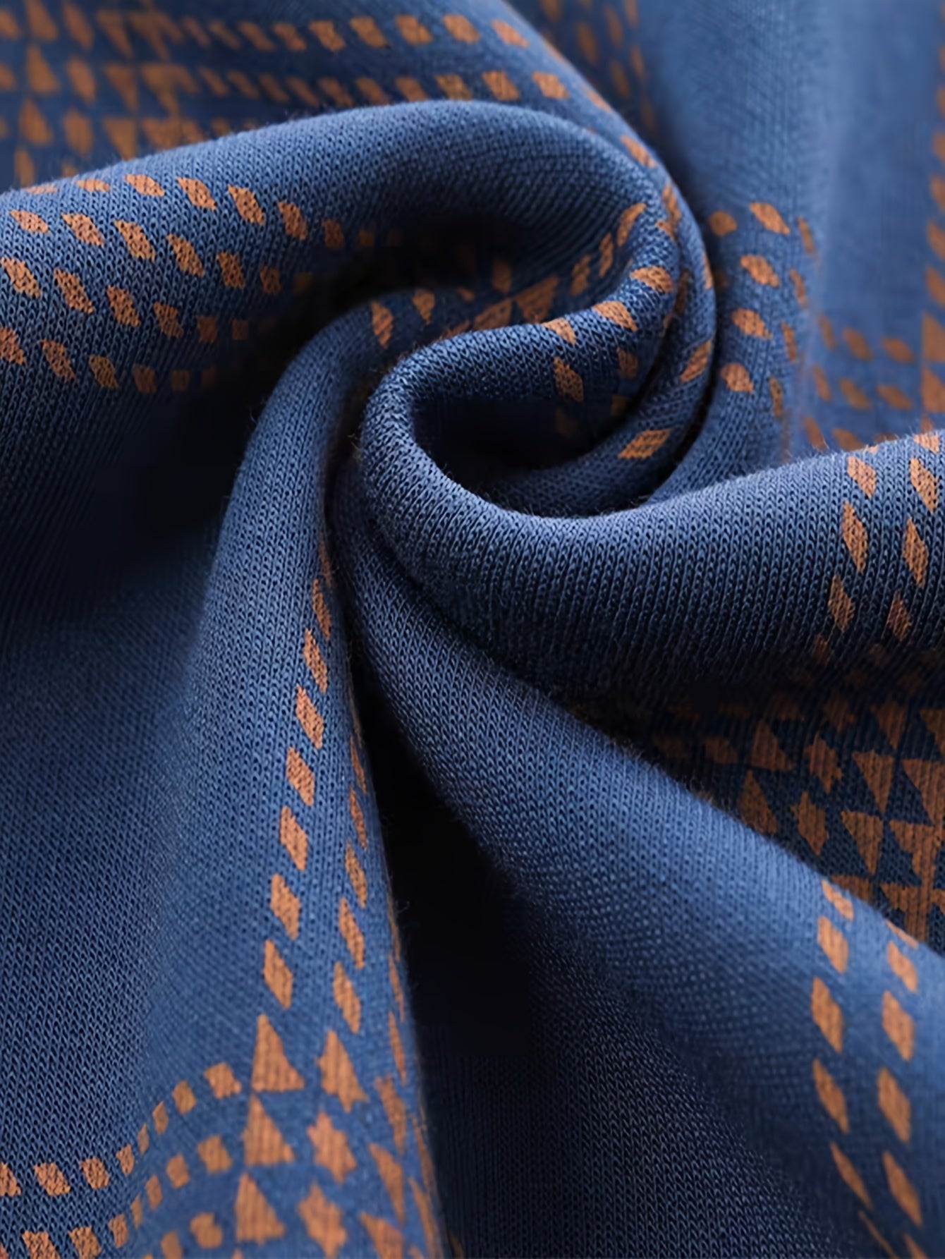 Erkaklar uchun ko'k va jigarrang rangdagi kletka naqshli pijama shimlari, qulay polyesterdan tayyorlangan, elastik bel bandi bilan. Bahor/kovak uchun mos, qulay va mashinada yuvish mumkin. Kletka naqsh va to'qilgan mato xususiyatlariga ega.