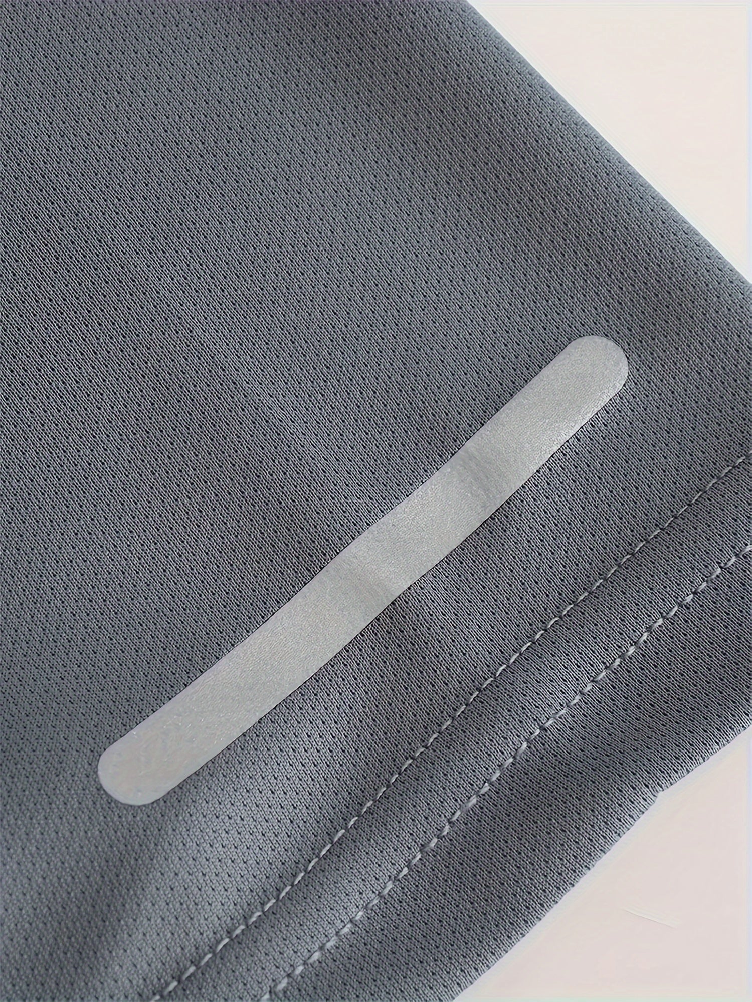 4 ta erkaklar uchun mustahkam sport futbolkalari, reflektiv chiziqlar bilan, nafas oladigan va tez quriydigan, sport zalida va yugurishda mukammal