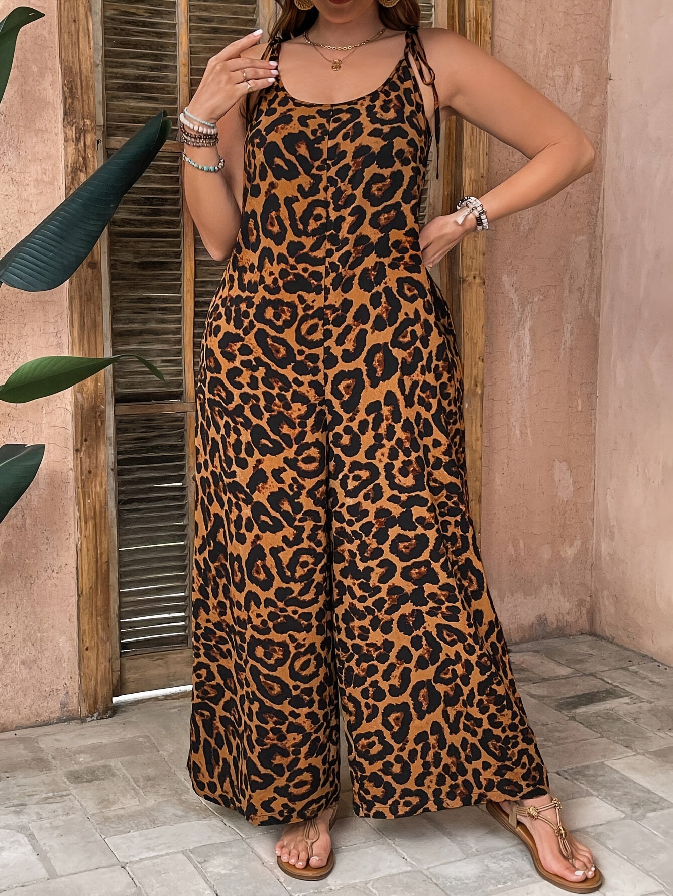 Mono de talla grande con estampado de leopardo, bolsillos y escote en forma de scoop