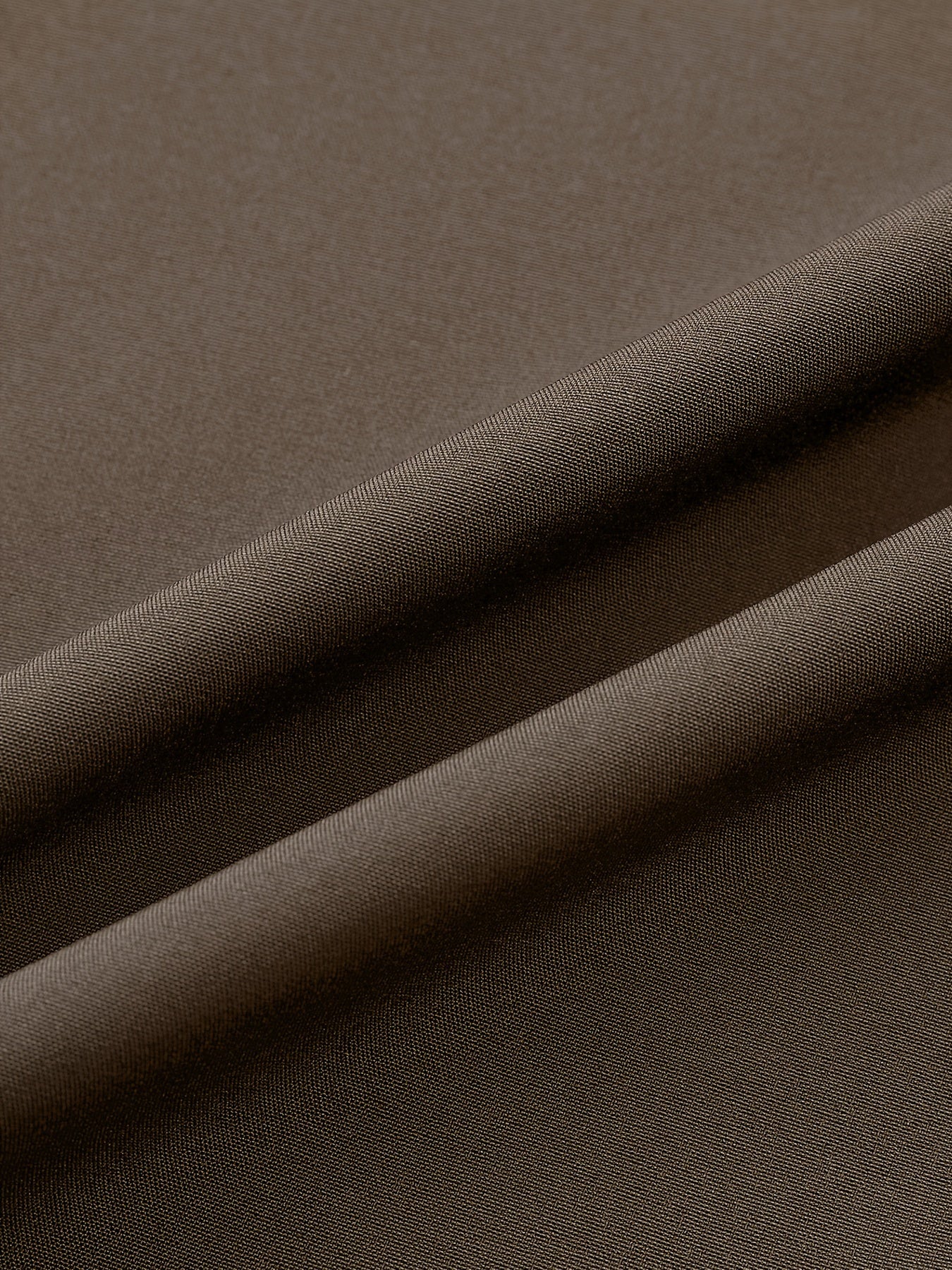 Yengil erkaklar tasodifiy jakketi, polyesterdan tayyorlangan, qattiq ko'k rangda, zip-up yopilishi, yengil yaka, uzun yenglar va mashinada yuvish mumkin bo'lgan dizaynga ega. Bahor va kuz uchun ideal, mos keladi