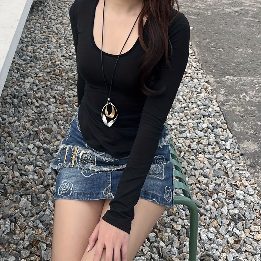 Стильное изогнутое подвесное ожерелье в форме капли для женщин, изготовленное из сплава с широким краем. Включает в себя простую черную длинную цепочку, идеальный романтический подарок для вашей девушки. Яркое ювелирное изделие.