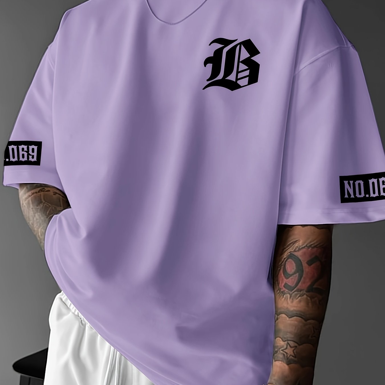 Yoz va bahor uchun yumshoq poliesterdan tayyorlangan, yumshoq bo'yinli va keng kesimli erkaklar uchun tasodifiy moda printli futbolka.