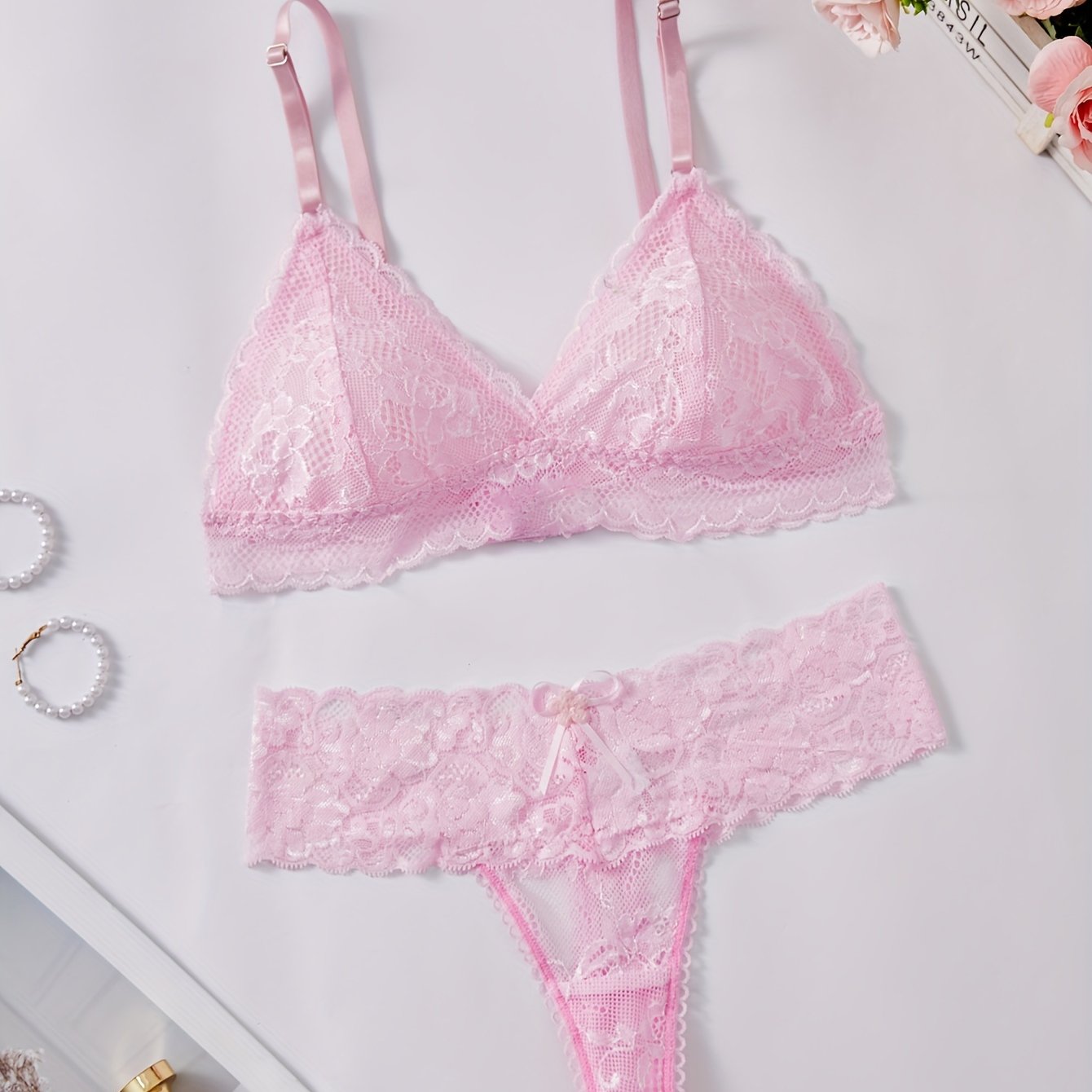 Комплект из 2-х предметов: бюстгальтер и трусики однотонного цвета, выполненные из бесшовного нейлона для зрелого стиля, с трикотажной тканью, кружевными деталями и удобным дизайном без проволоки.