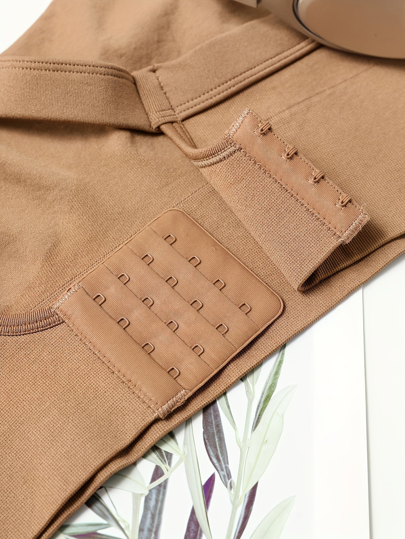 Ayollar uchun bir rangli sport brassi, kesishgan orqa tasmalari bilan