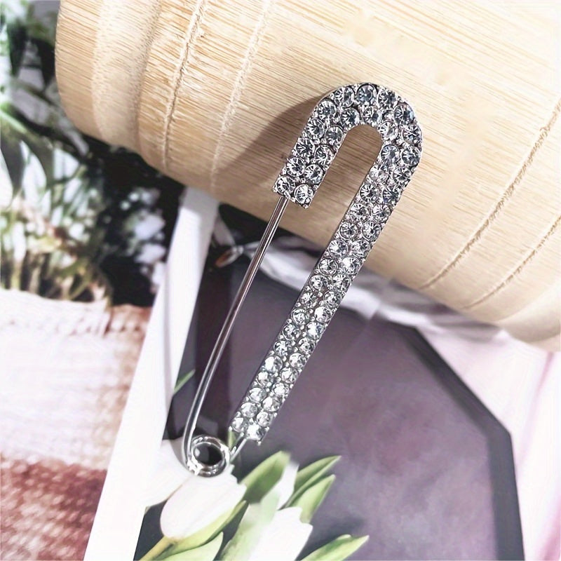 Qoziq uchun sun'iy marjonlar va kristallar bilan 5 ta bo'lakli brosh seti va aksessuarlar