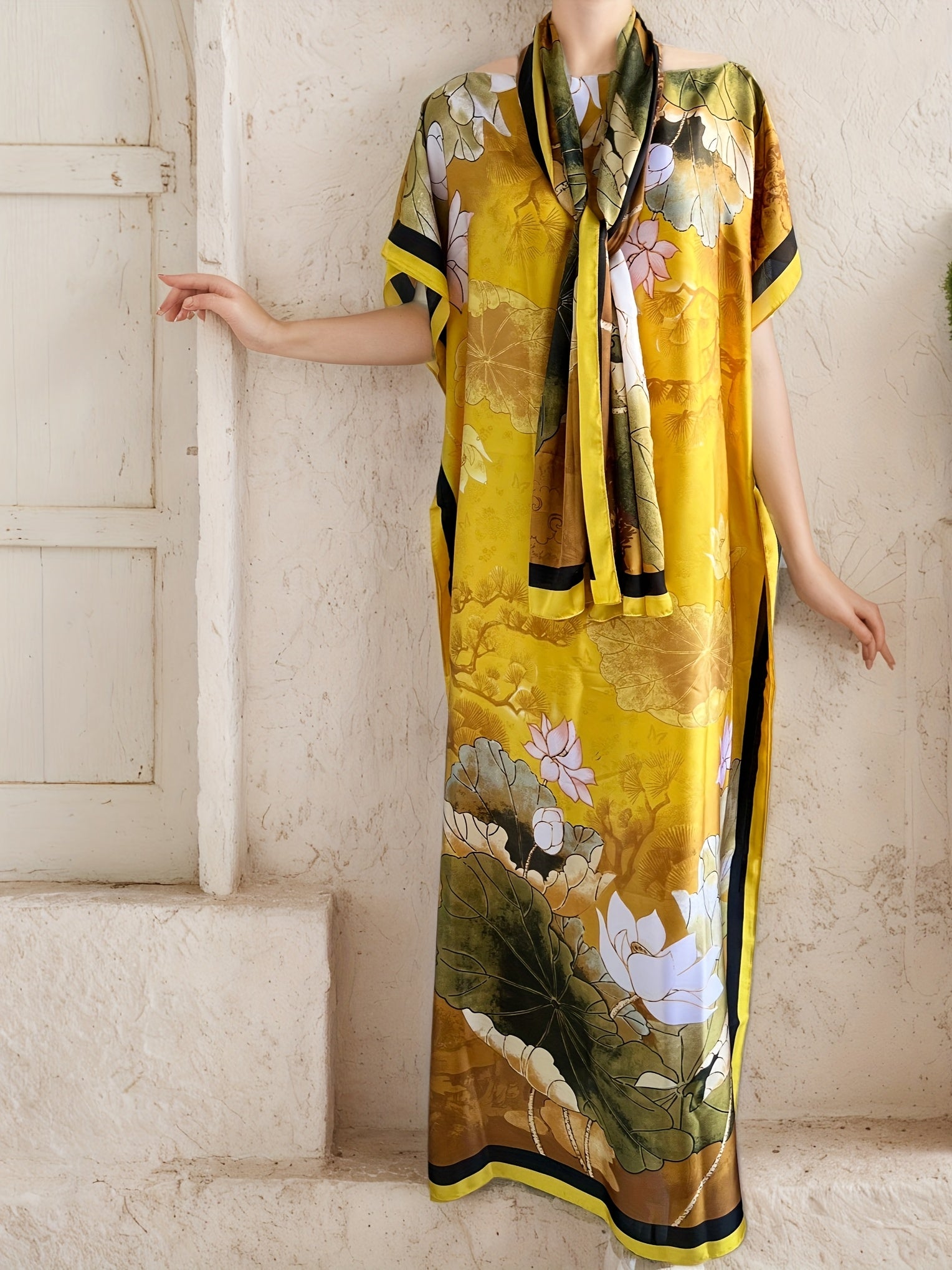 ayollar uchun katta o'lchamli gullar bilan bosilgan maxi kiyim sharf bilan, dumaloq bo'yin, batwing ko'krak qismlari