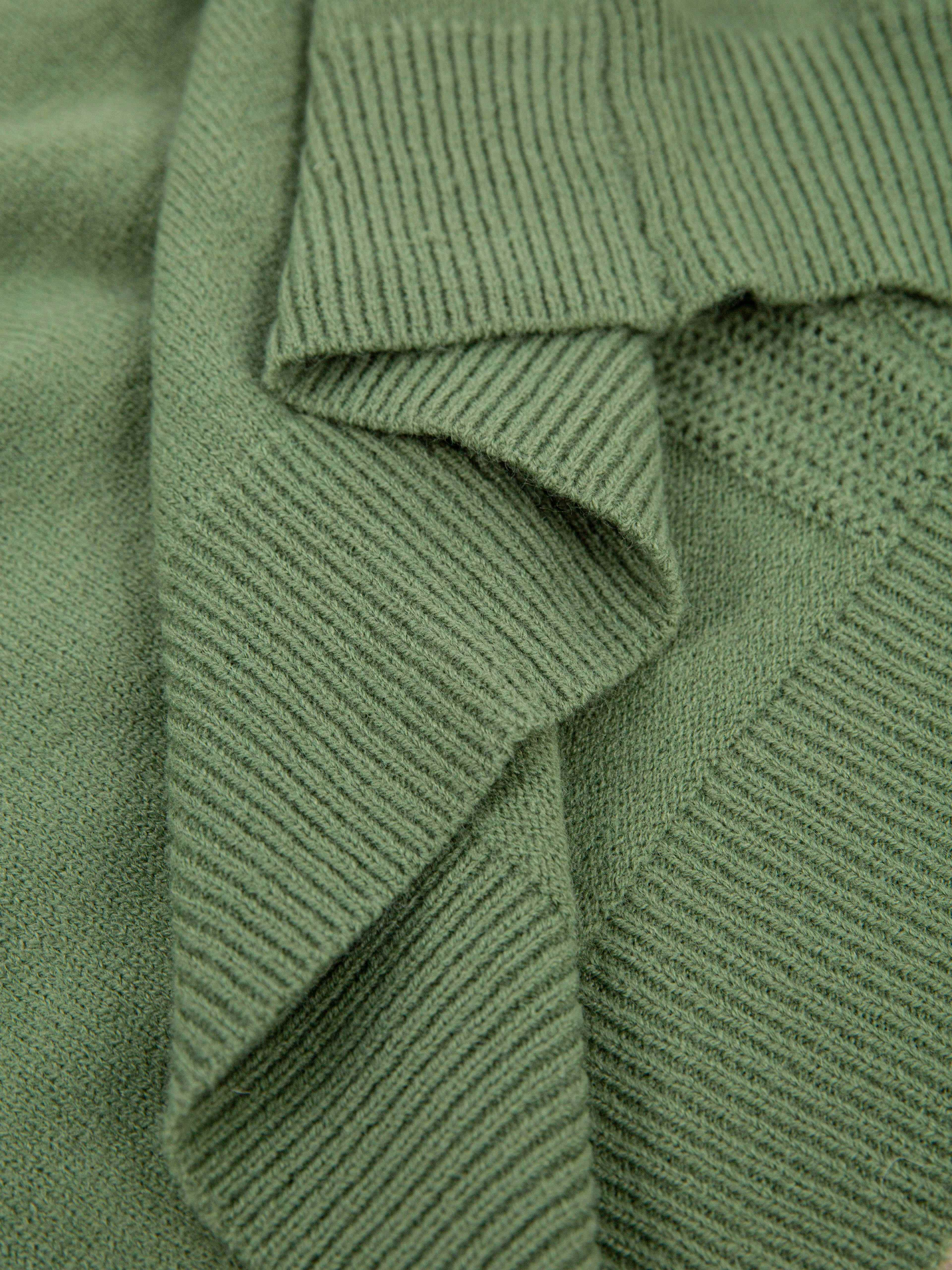 Katta V-shaklidagi sviter tugmachalar bilan