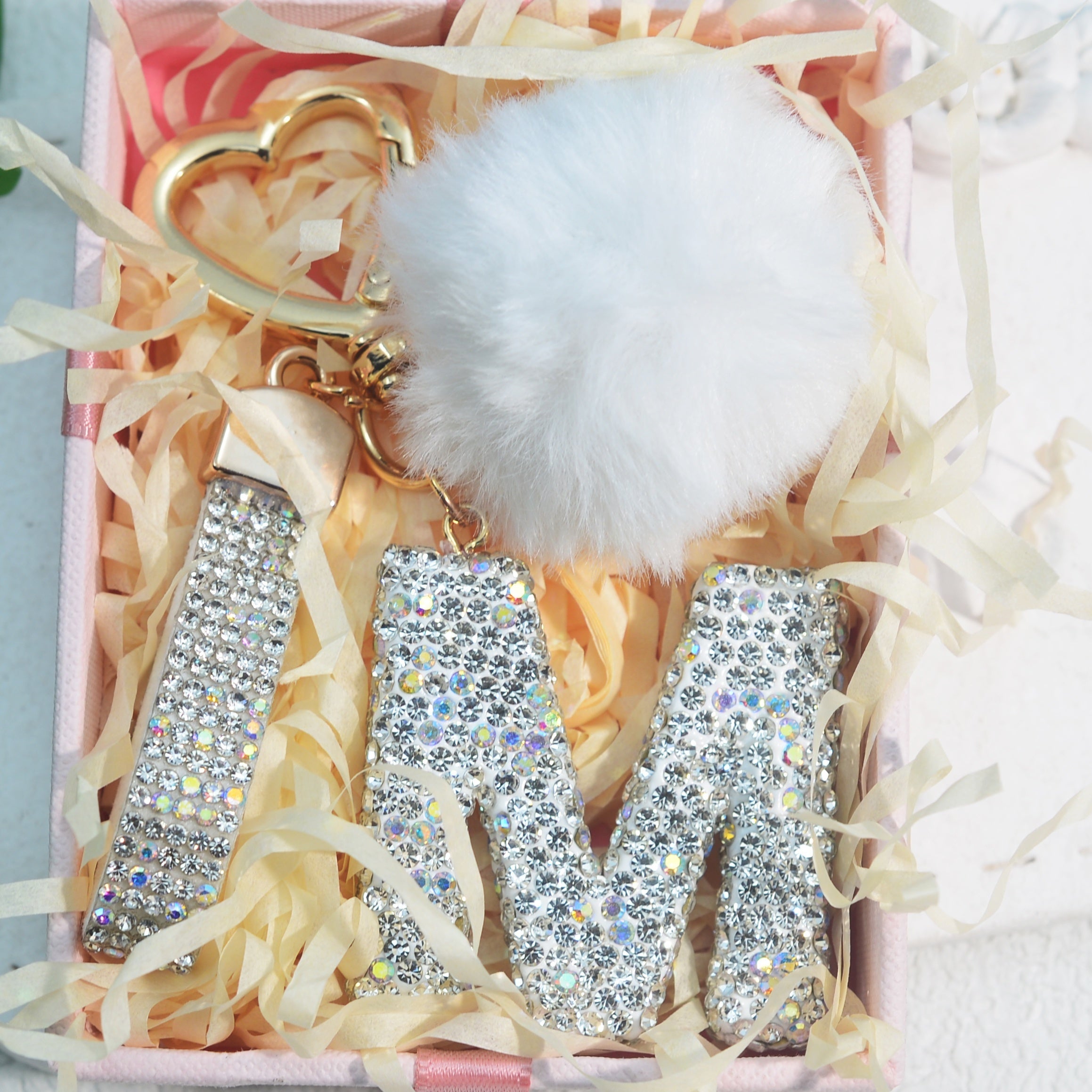 Llavero de PVC con iniciales de pedrería rosa y blanca con cierre de puño para mujeres