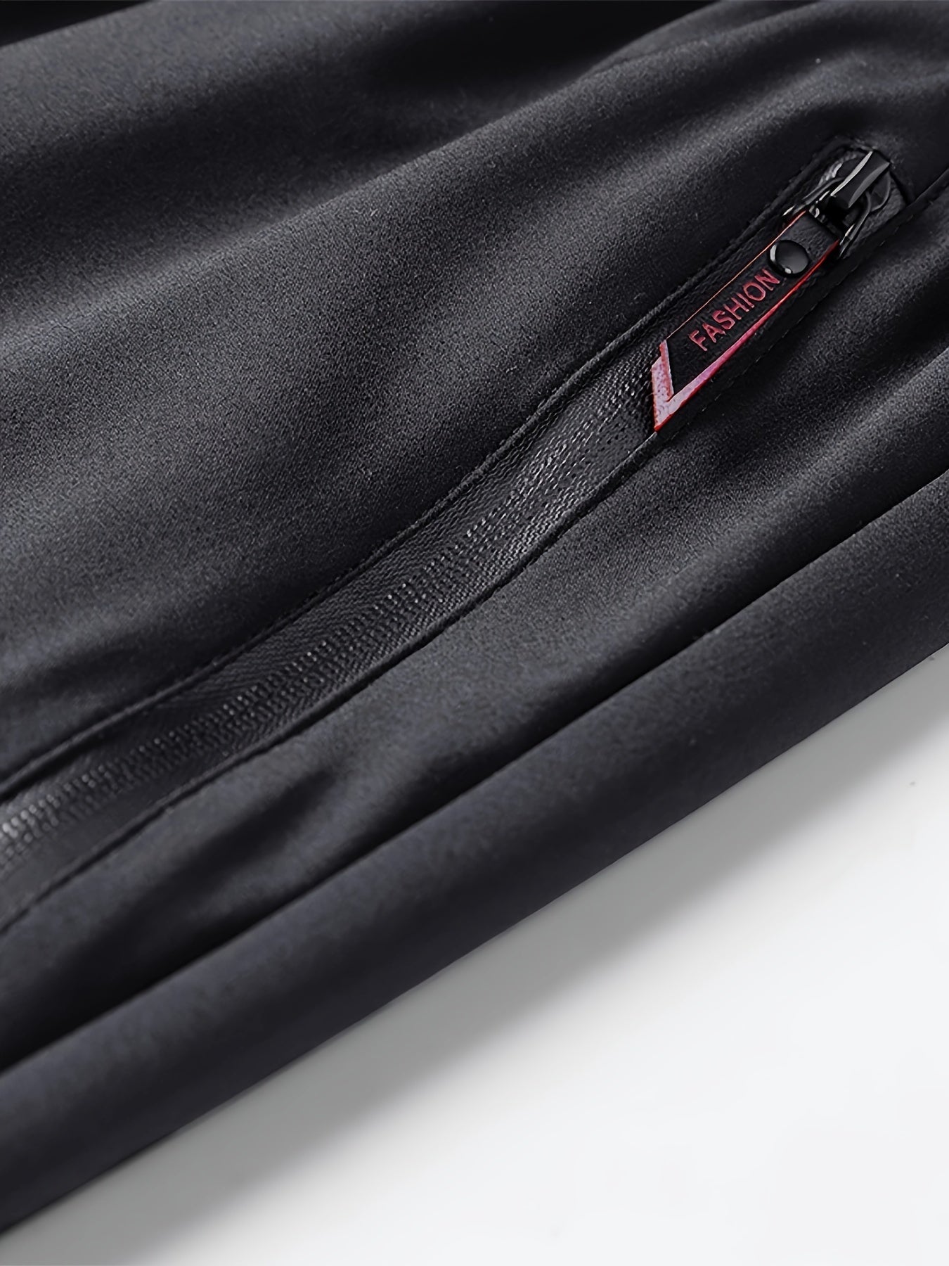 Erkaklar uchun klassik tasodifiy to'g'ri oyoq shimlar, polyesterdan tayyorlangan, cho'zilmaydigan mato bilan, fermuar tafsilotlari bilan. Oddiy moslashuv, 110g/㎡ og'irlikda, golf uchun mos va bahor/yaz uchun ideal, mavjud bo'lgan