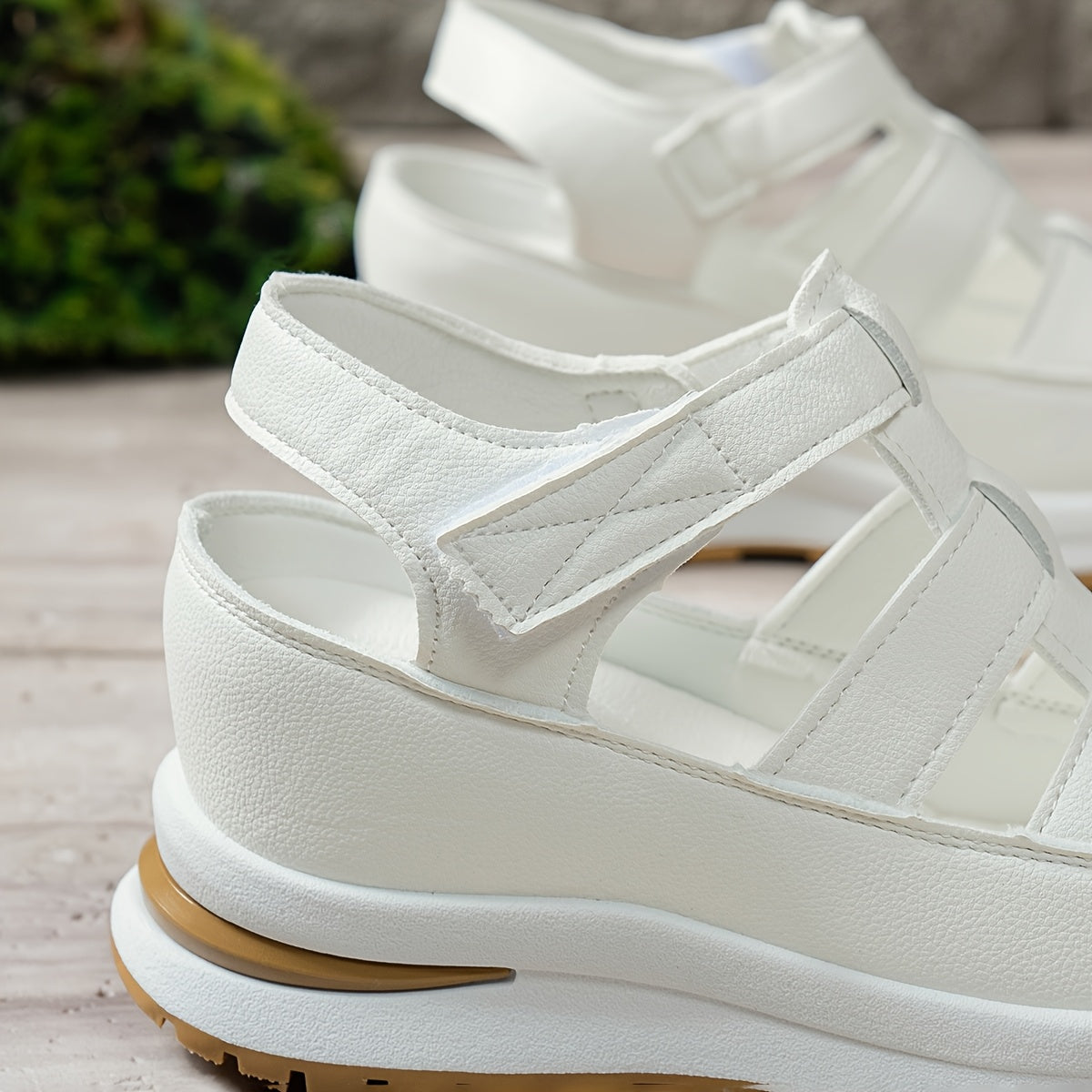 Ayollar uchun platforma sandallari, ko'rinmas balandlik oshiruvchi, sehrli lenta yopilishi, sun'iy charm ustki qismi va sirpanmaydigan kauchuk taglik.