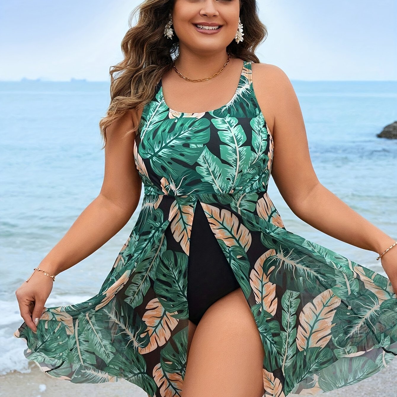 Tropik barg naqshli bir qismli suzish kiyimi, to'r tafsiloti bilan, yozgi plyaj kiyimlari uchun mukammal.