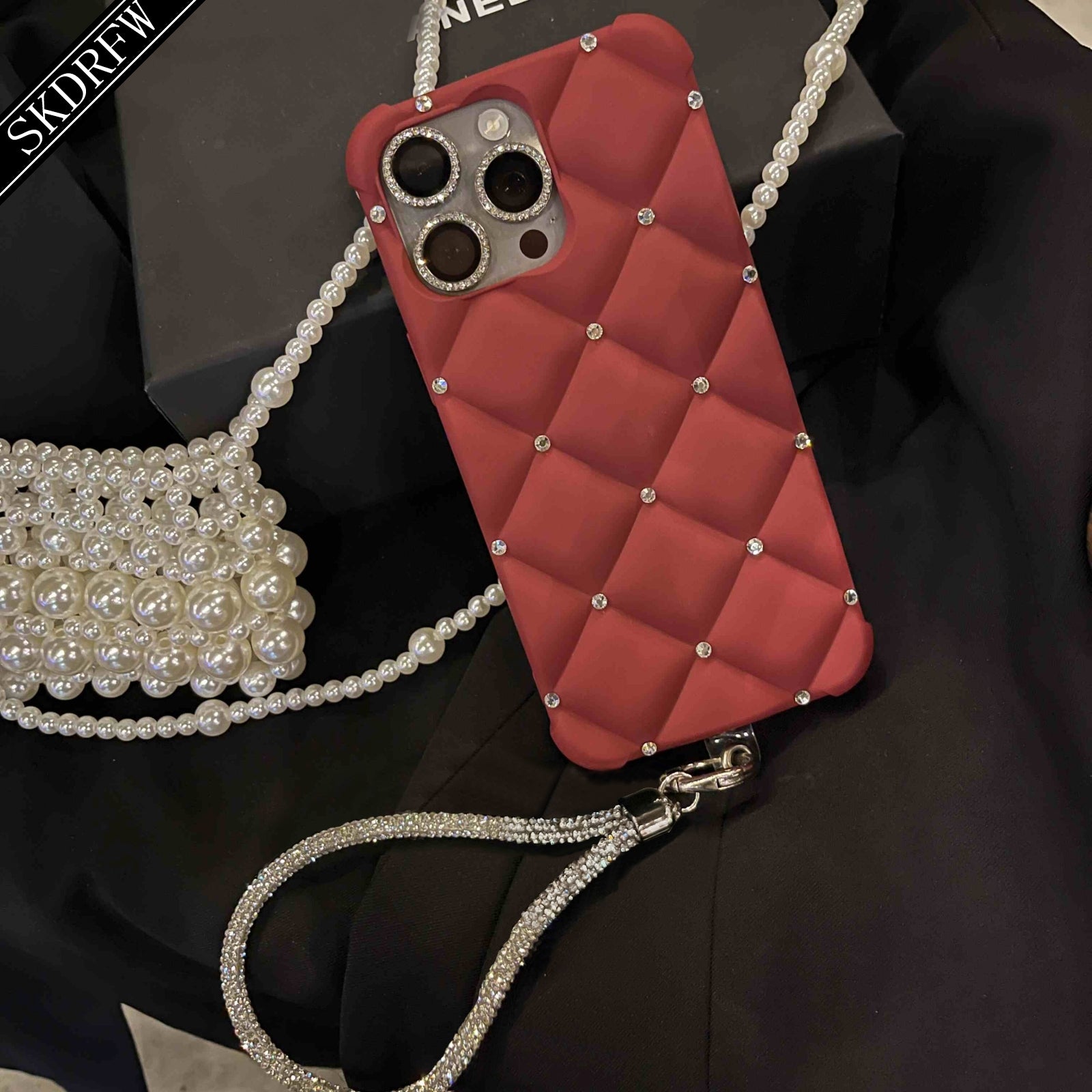 Новый модный чехол для телефона в стиле кожи для женщин с высококачественными деталями из страз, подходит для Apple iPhones. Оснащен полным браслетом из страз и дизайном с защитой от падений в четырех углах. Идеально подходит в качестве