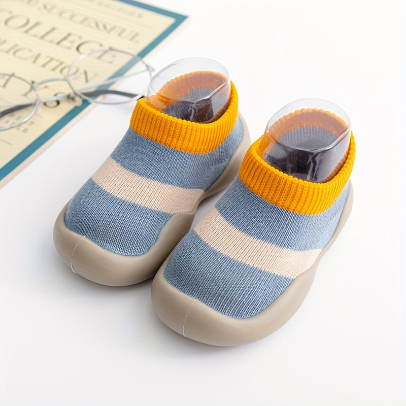 Bolalar uchun karton yuruvchi paypoqlar, rezina taglik bilan, ko'k va sariq chiziqli naqshda, kichik bolalar va maktabgacha yoshdagi bolalar uchun qulay.