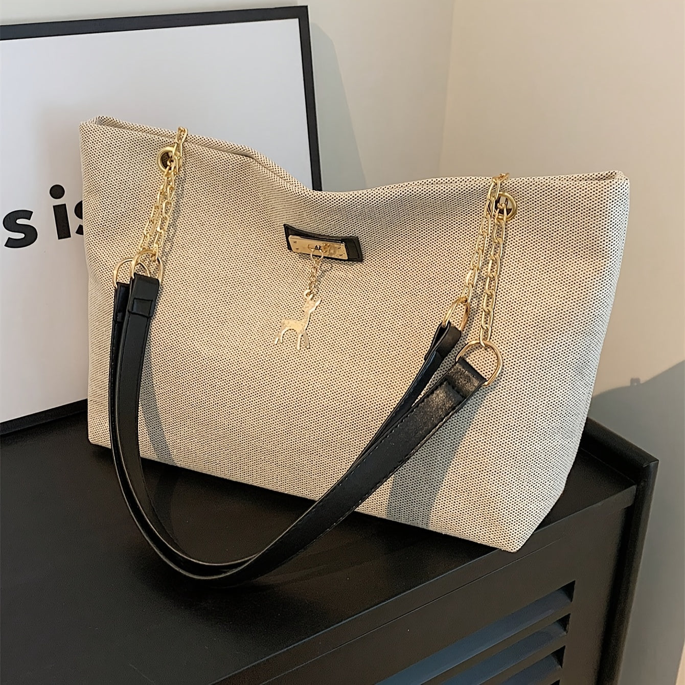 Сумка-тоут из полиэстера для женщин с подвеской в виде оленя, регулируемым ремнем, застежкой на молнии, окрашенными краями и стилем мессенджера.