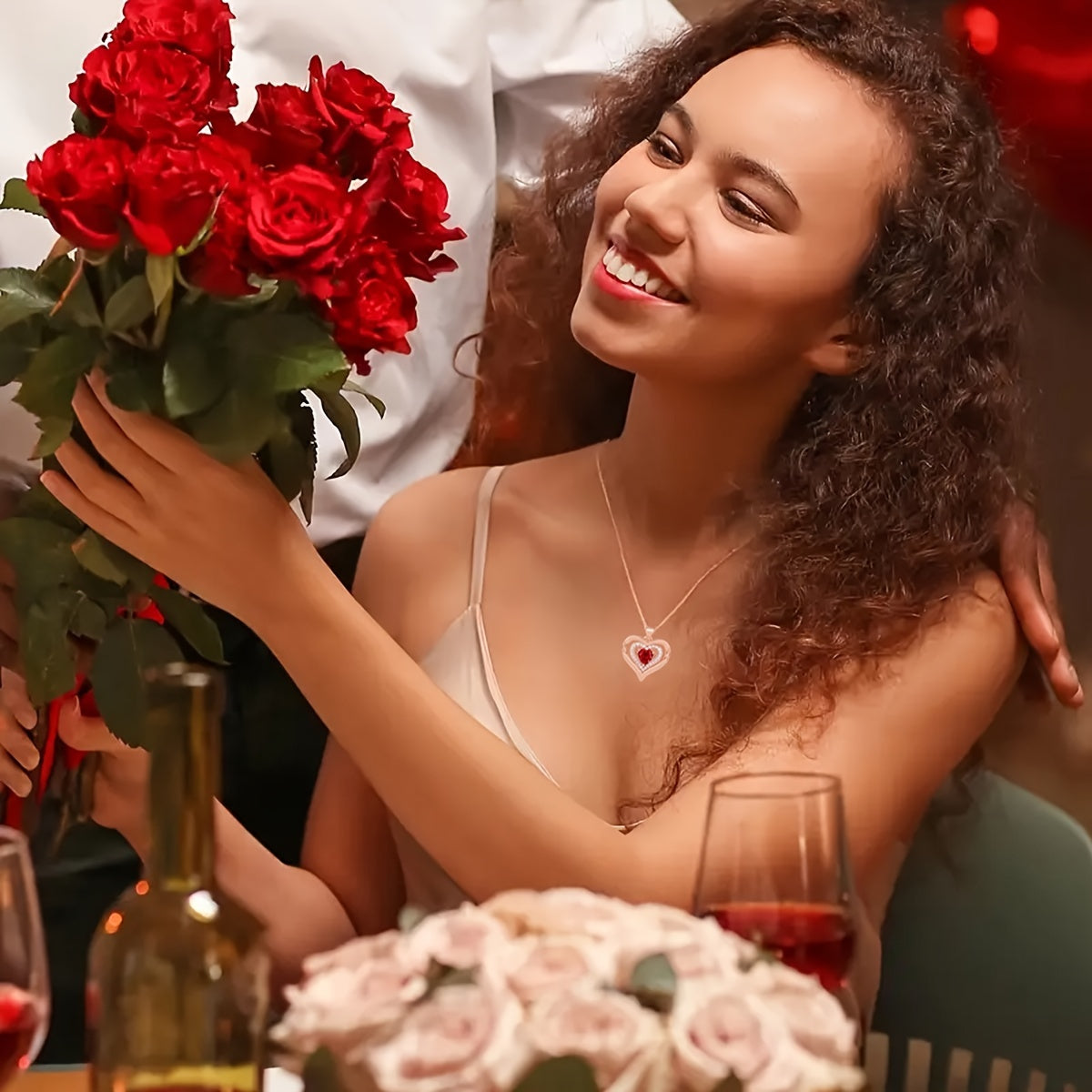 Abadiy sevgi sovg'asini bering, bizning Ikki Yurakli Olmos Pendanti bilan to'ldirilgan Rose Gift Box - Ona, Xotin, Qiz, Do'st uchun ideal zargarlik. Rojdestvo, Sevishganlar kuni, Yubileylar, Onalar kuni, Tug'ilgan kunlar, To'ylar va uchun mukammal.