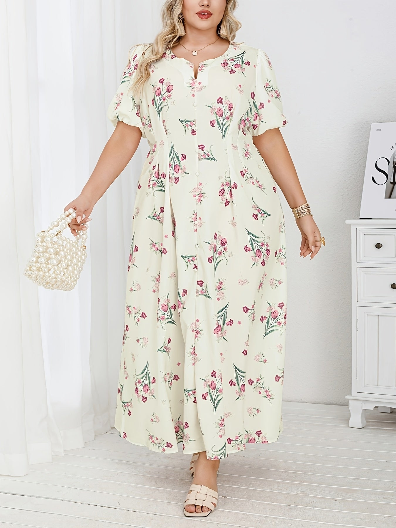 Ayollar uchun gul bosma keng o'lchamdagi kiyingan libos, nafis O'rta Sharq uslubida