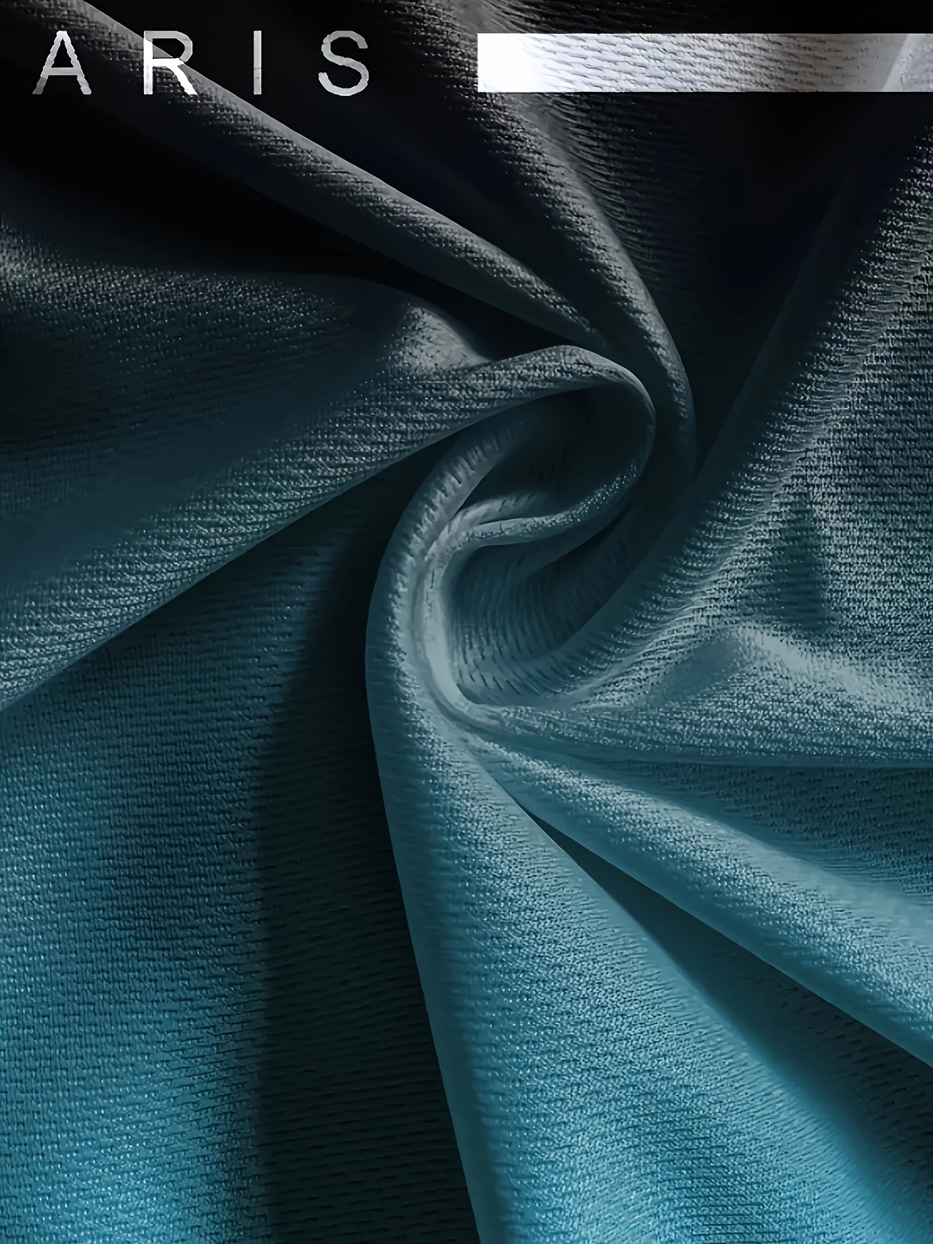 Erkaklar yozgi sport to'plami, "PARIS" bosma, chiziqli naqsh, ozgina cho'ziluvchan, polyester va spandeks aralashmasi bilan crew neck T-ko'ylak va shortilar.