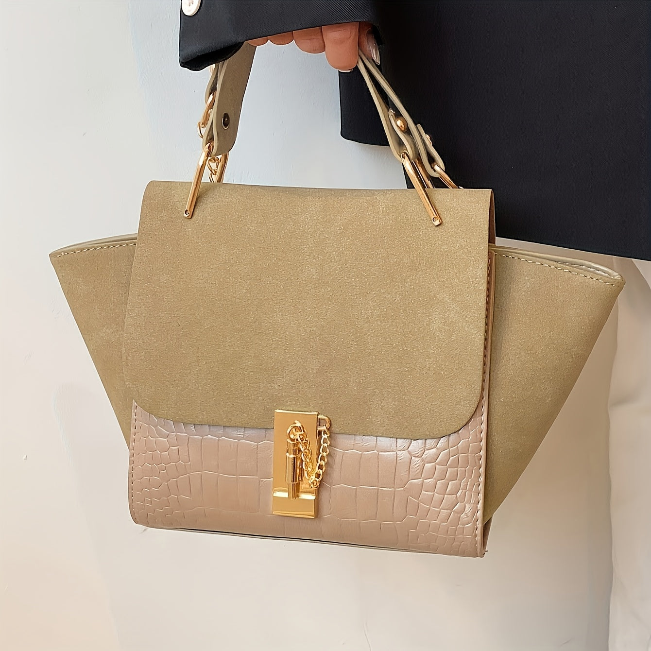 Metallik aksentlar, zanjirli belbog', burama qulflanish va polyester astar bilan bezatilgan zamonaviy khaki sumka.