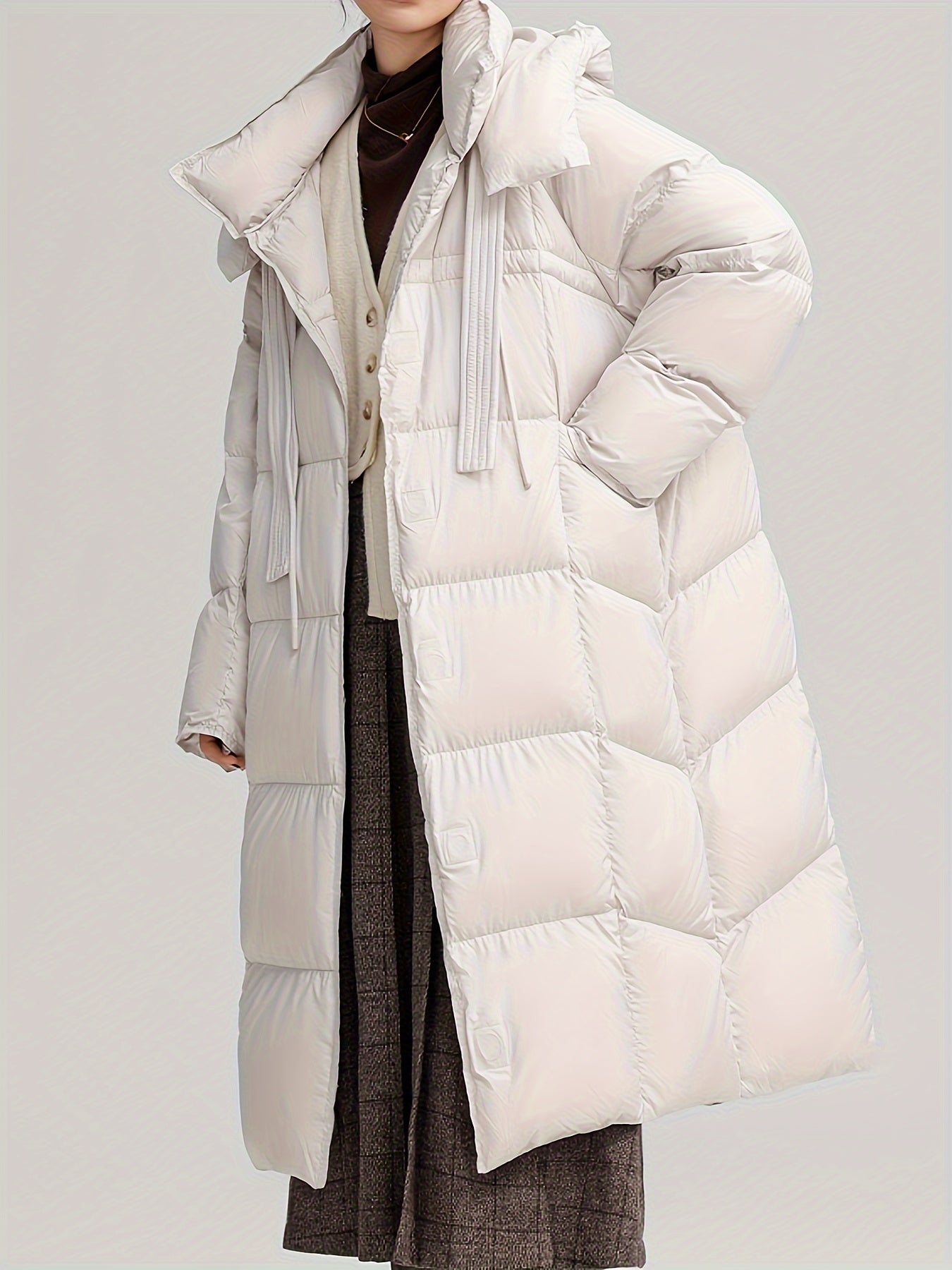 Ayollar uchun tasodifiy kaputli qushqon ko'ylagi 90% o'rdak qushi va 10% tukdan tayyorlangan. Uzoq yenglar, bir xil rang, cho'zilmaydigan mato va 240g vazn bilan ajralib turadi. Qishki issiqlik uchun mukammal.