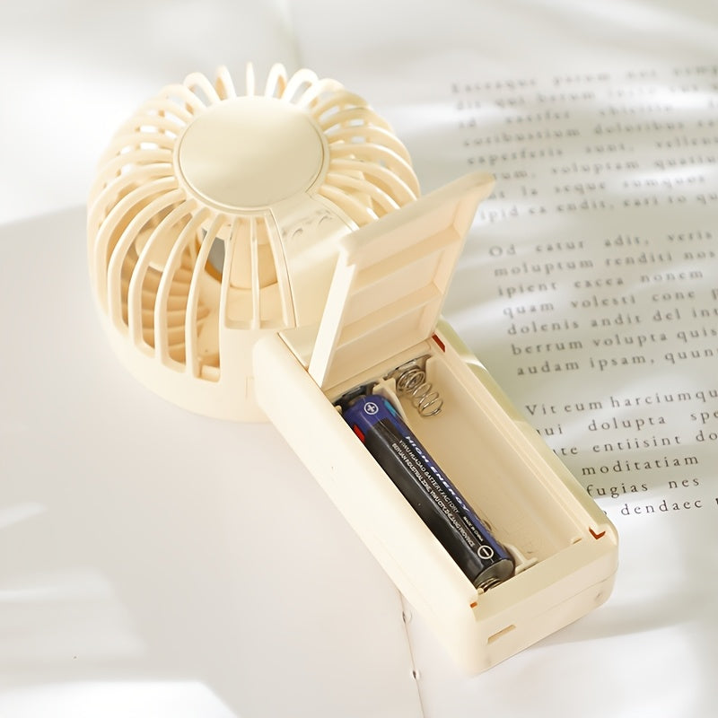 Oq rangda va yashil aksentlar bilan jihozlangan batareyali mini portativ ventilyator. Yengil, shovqinsiz va ofis, tashqarida, sayohat va lager uchun ideal. Har qanday joyda sovuq bo'ling! AAA batareyalar kiritilmagan.